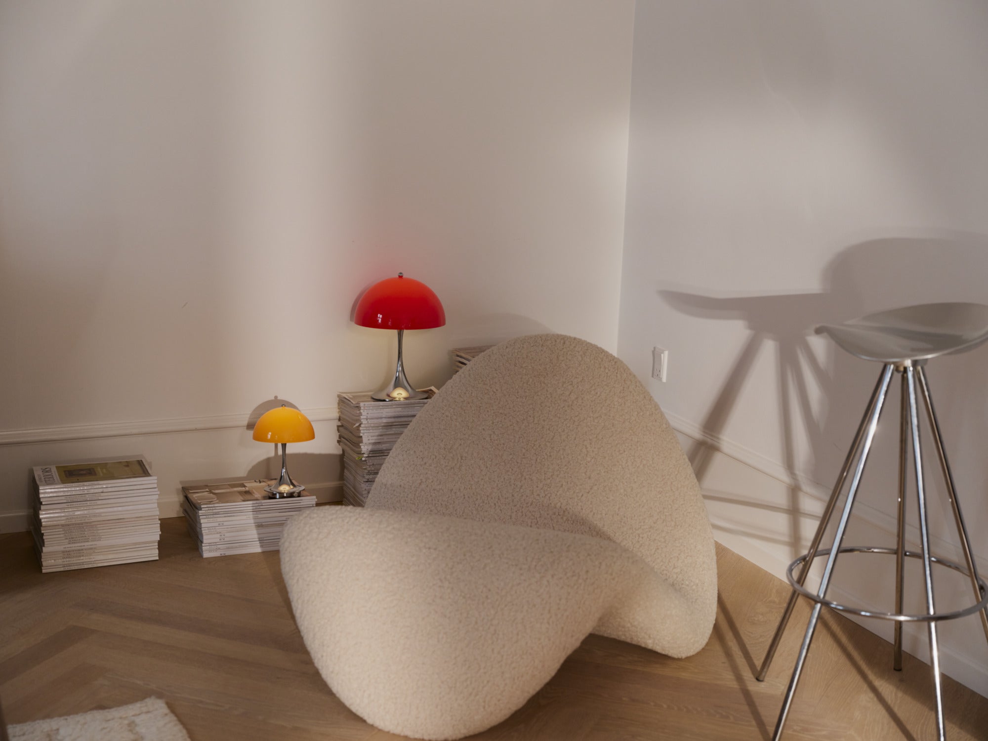 Prenosná lampa PANTHELLA 250 červená s chrómovaným podstavcom