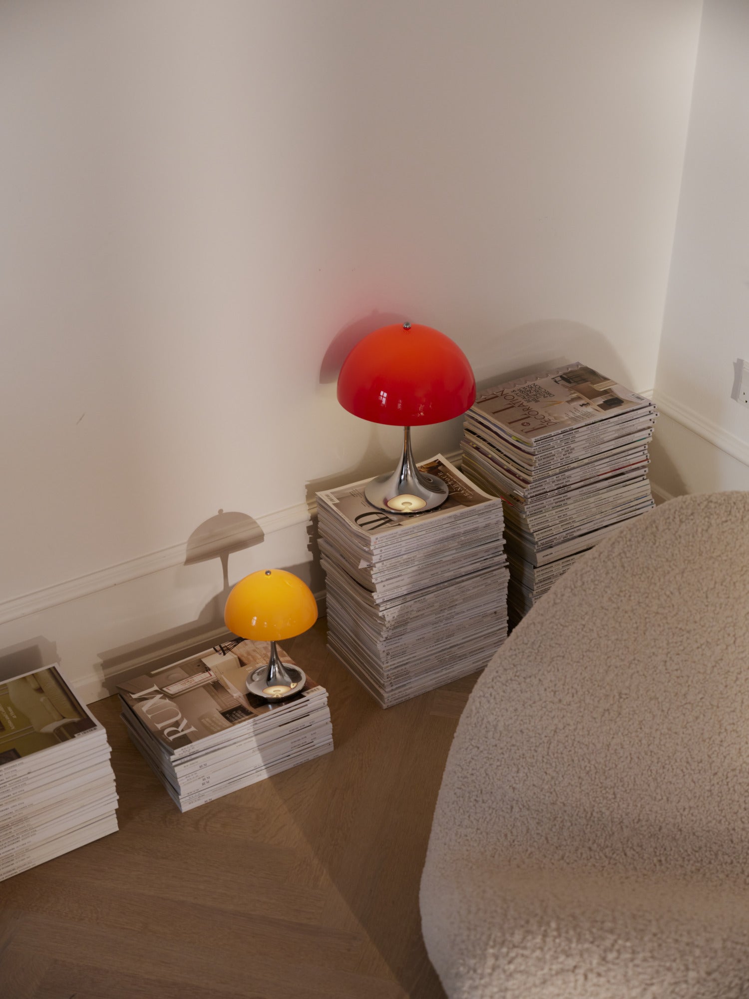 Prenosná lampa PANTHELLA 250 červená s chrómovaným podstavcom