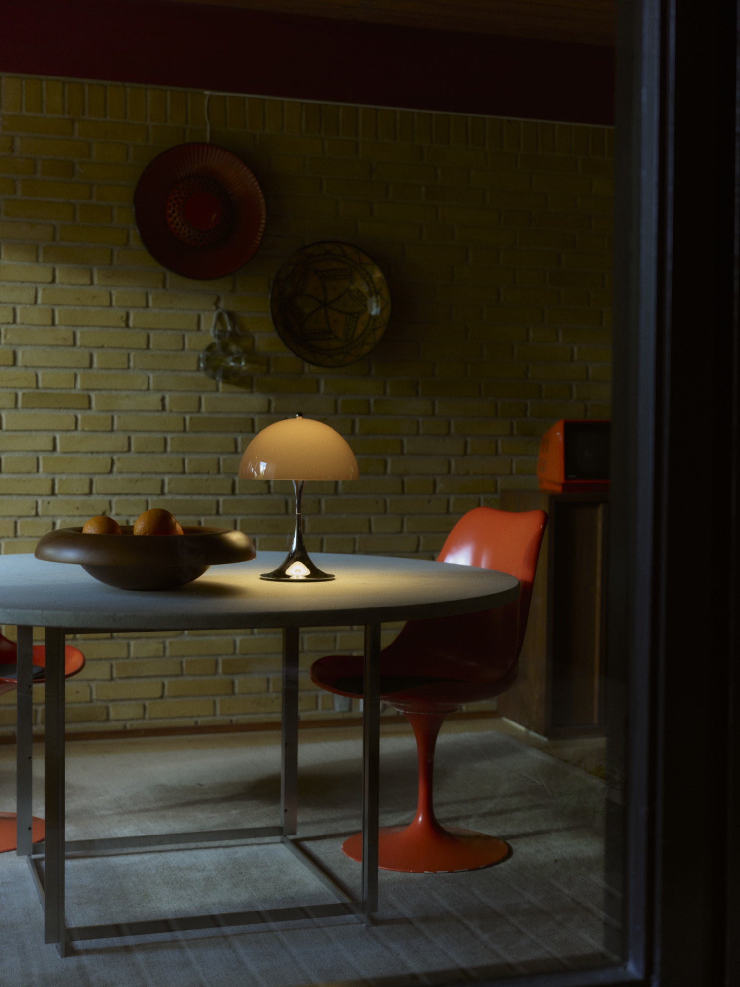 Prenosná lampa PANTHELLA 250 hnedá s chrómovým podstavcom