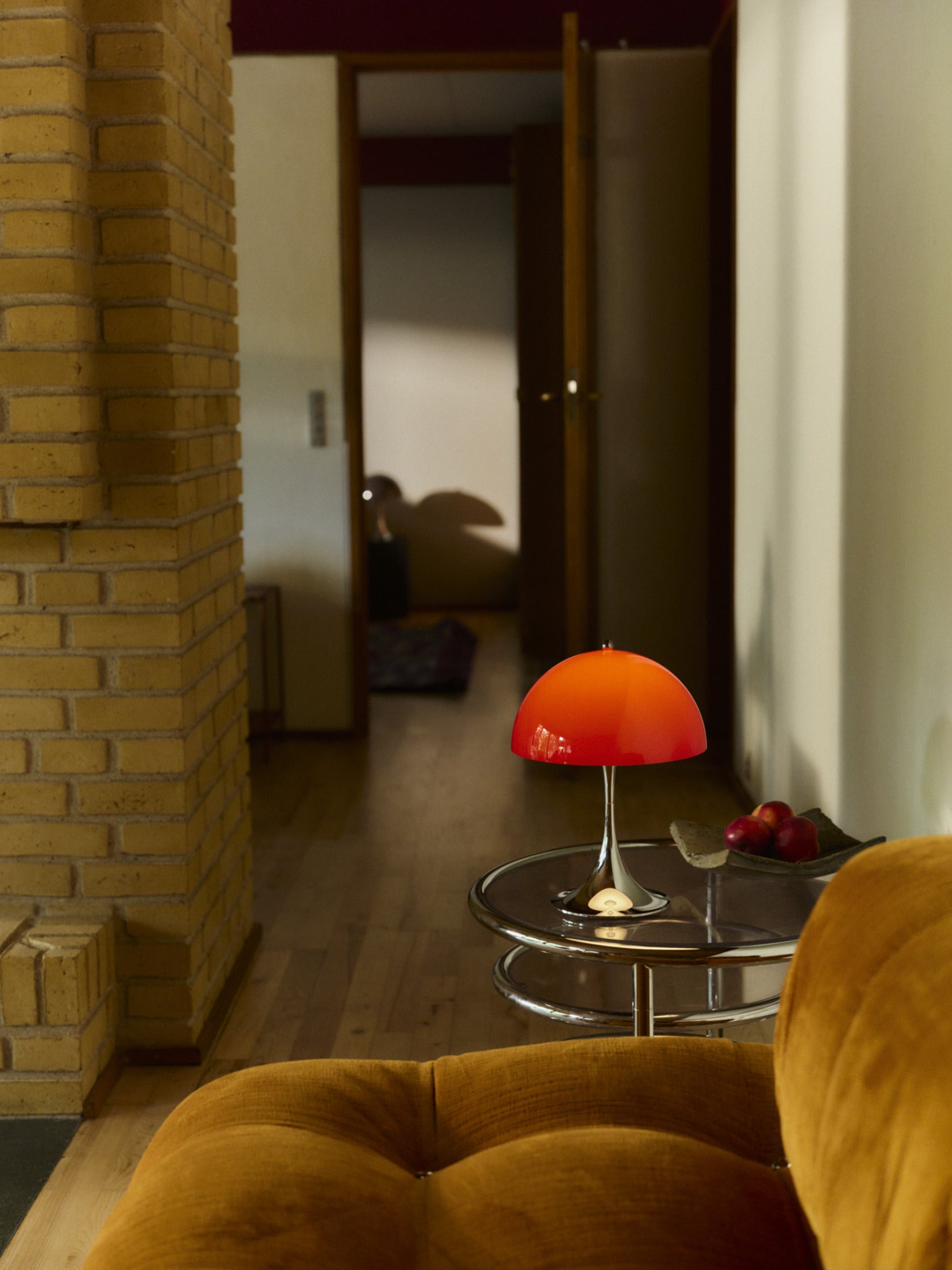 Prenosná lampa PANTHELLA 250 červená s chrómovaným podstavcom