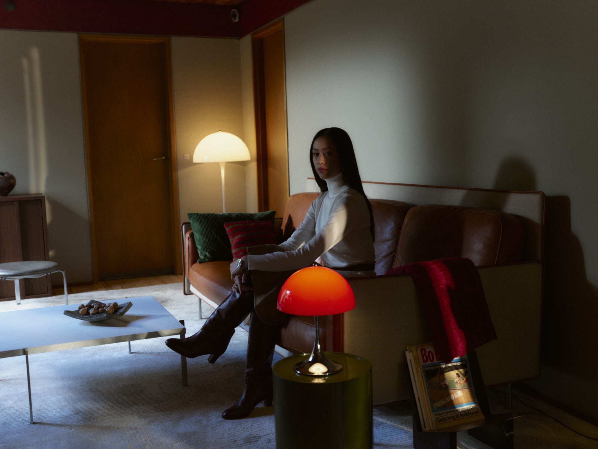 Prenosná lampa PANTHELLA 250 červená s chrómovaným podstavcom