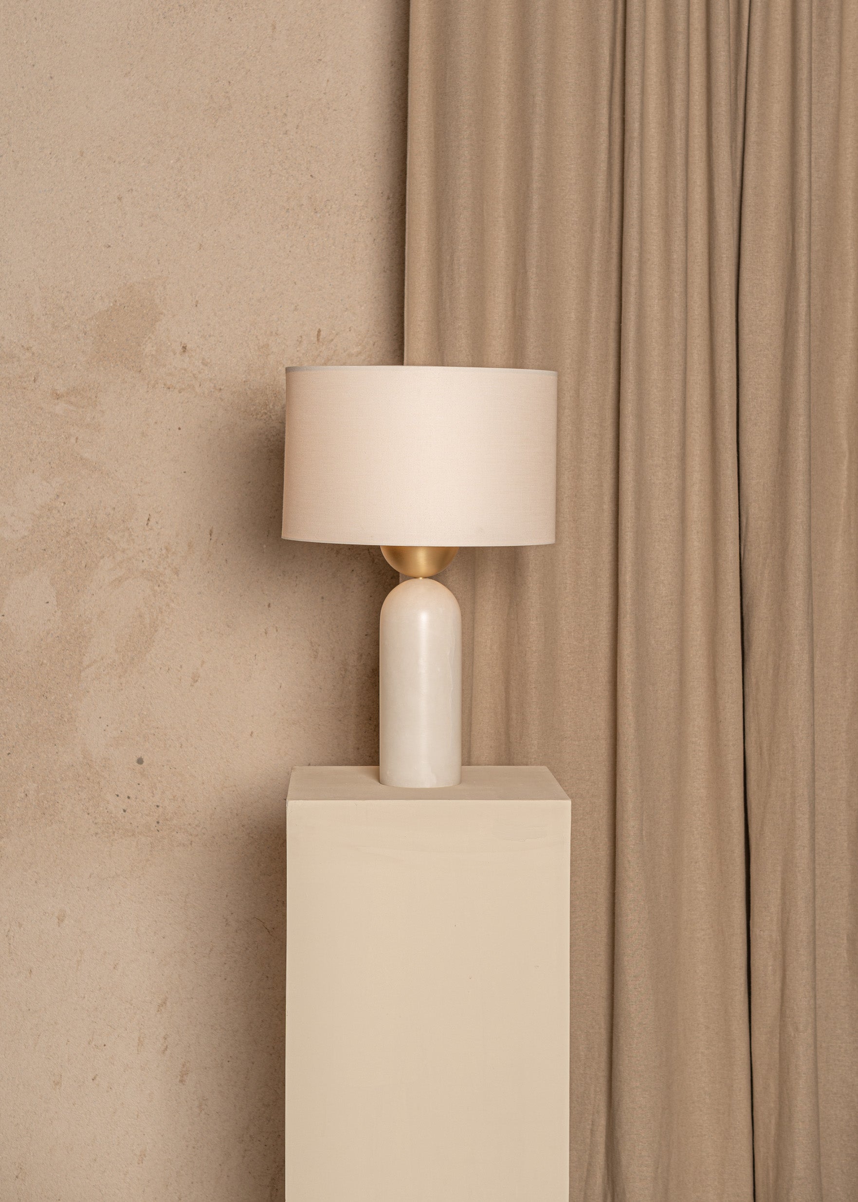 Stolná lampa PEONA biely alabaster