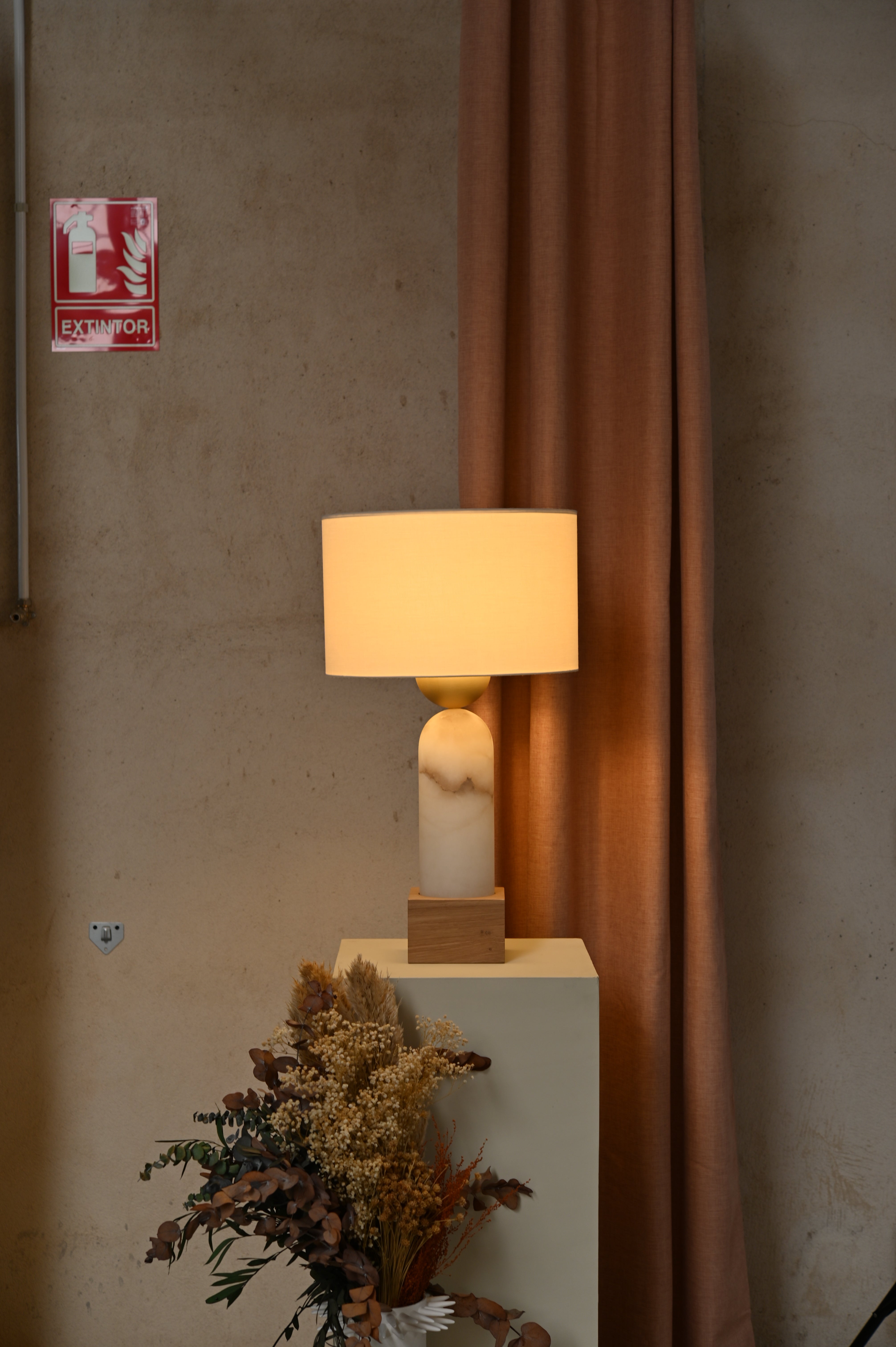 Stolná lampa PEONA KELO biely alabaster