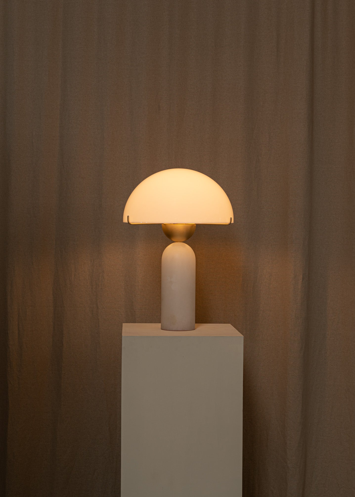Stolná lampa PEONO biely alabaster