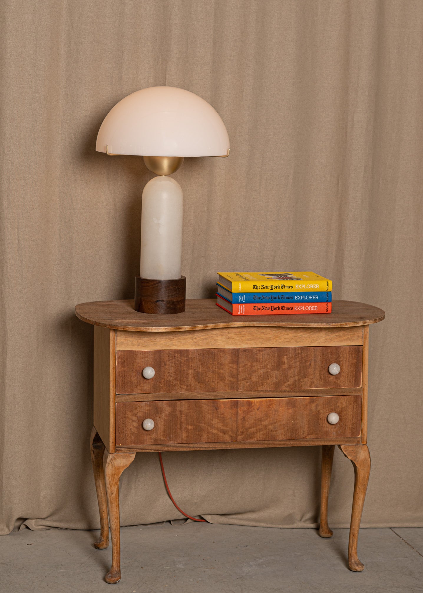 Stolná lampa PEONO biely alabaster