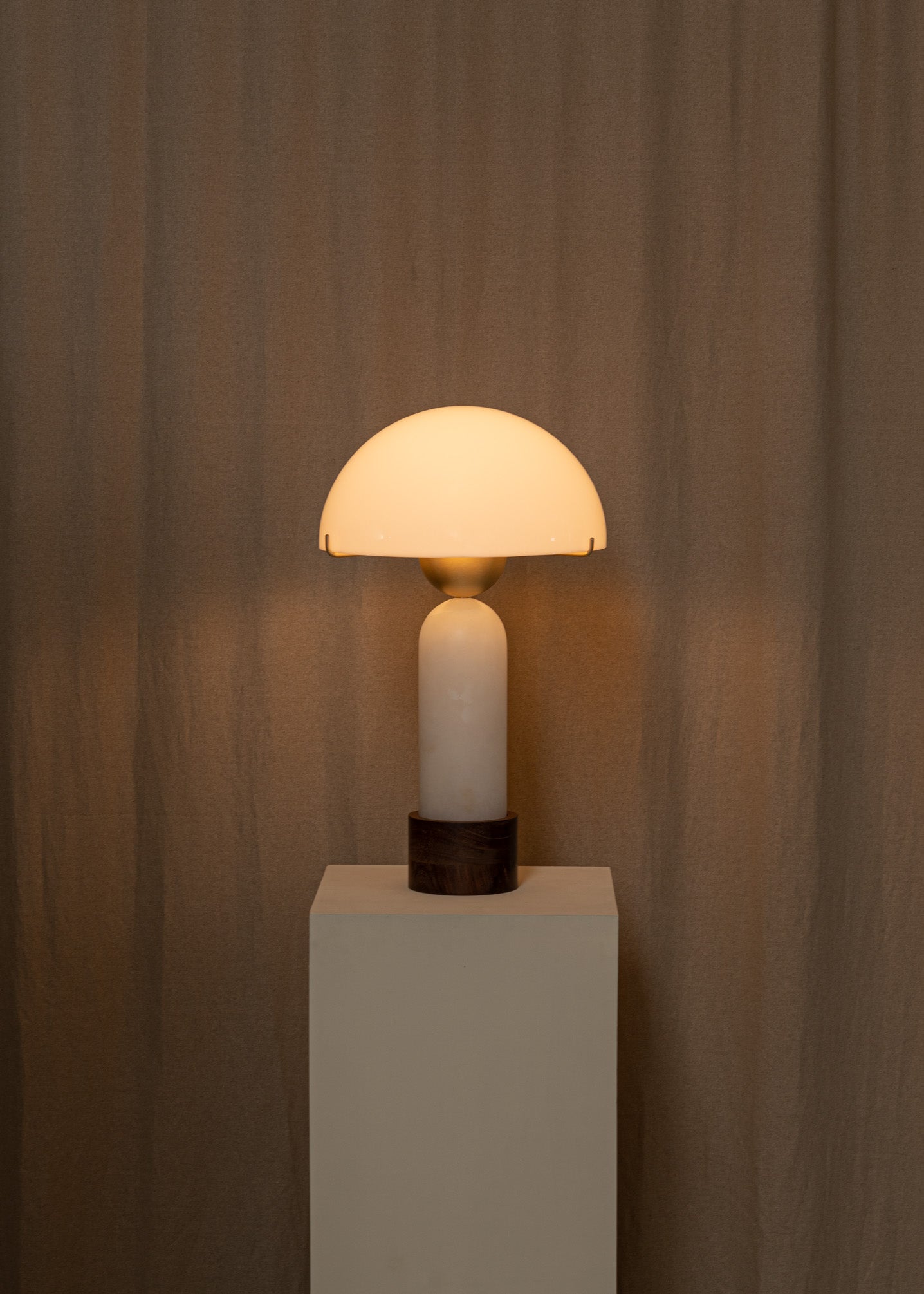 Stolná lampa PEONO biely alabaster
