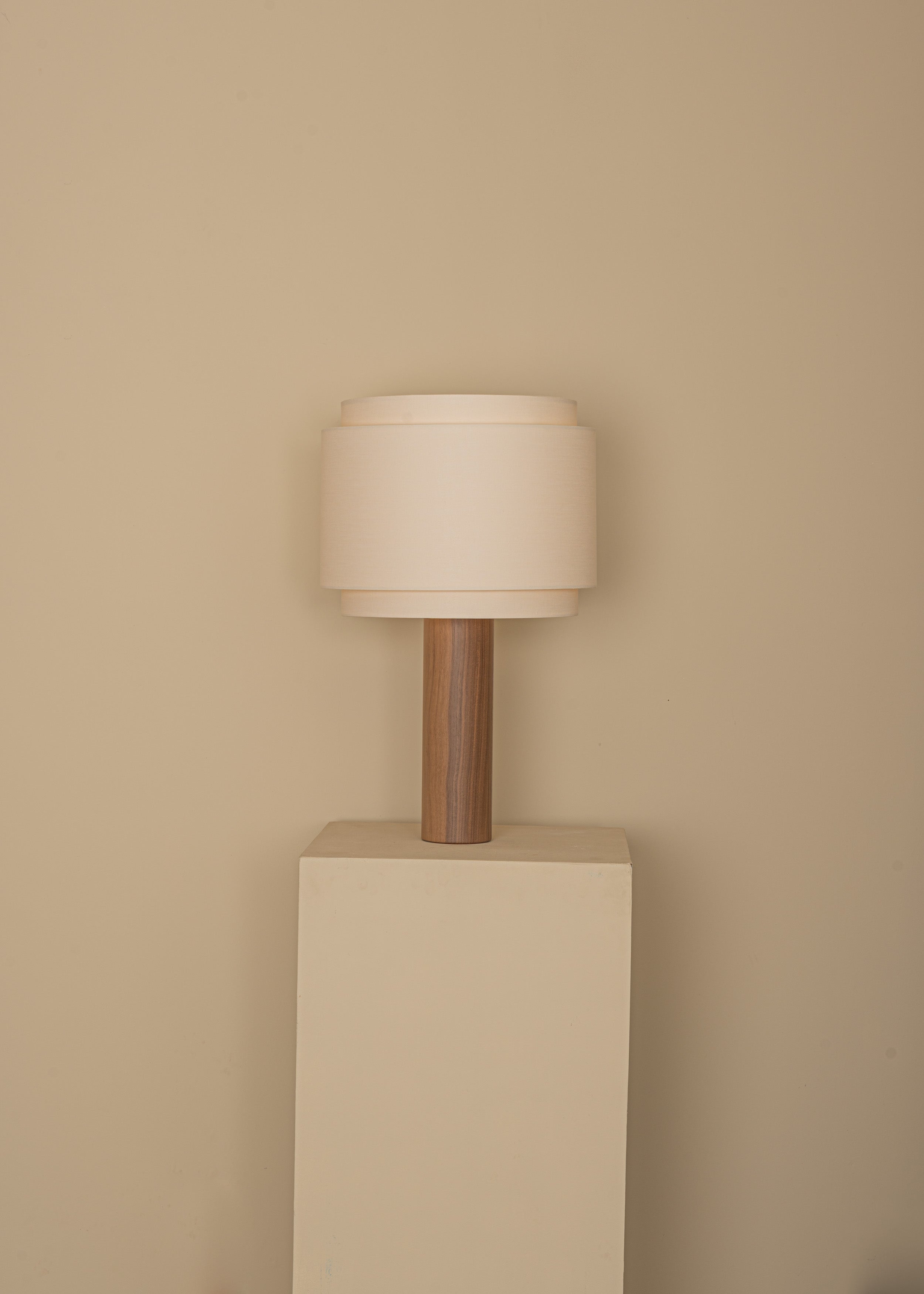 Stolná lampa PIPO DUOBLE orechové drevo