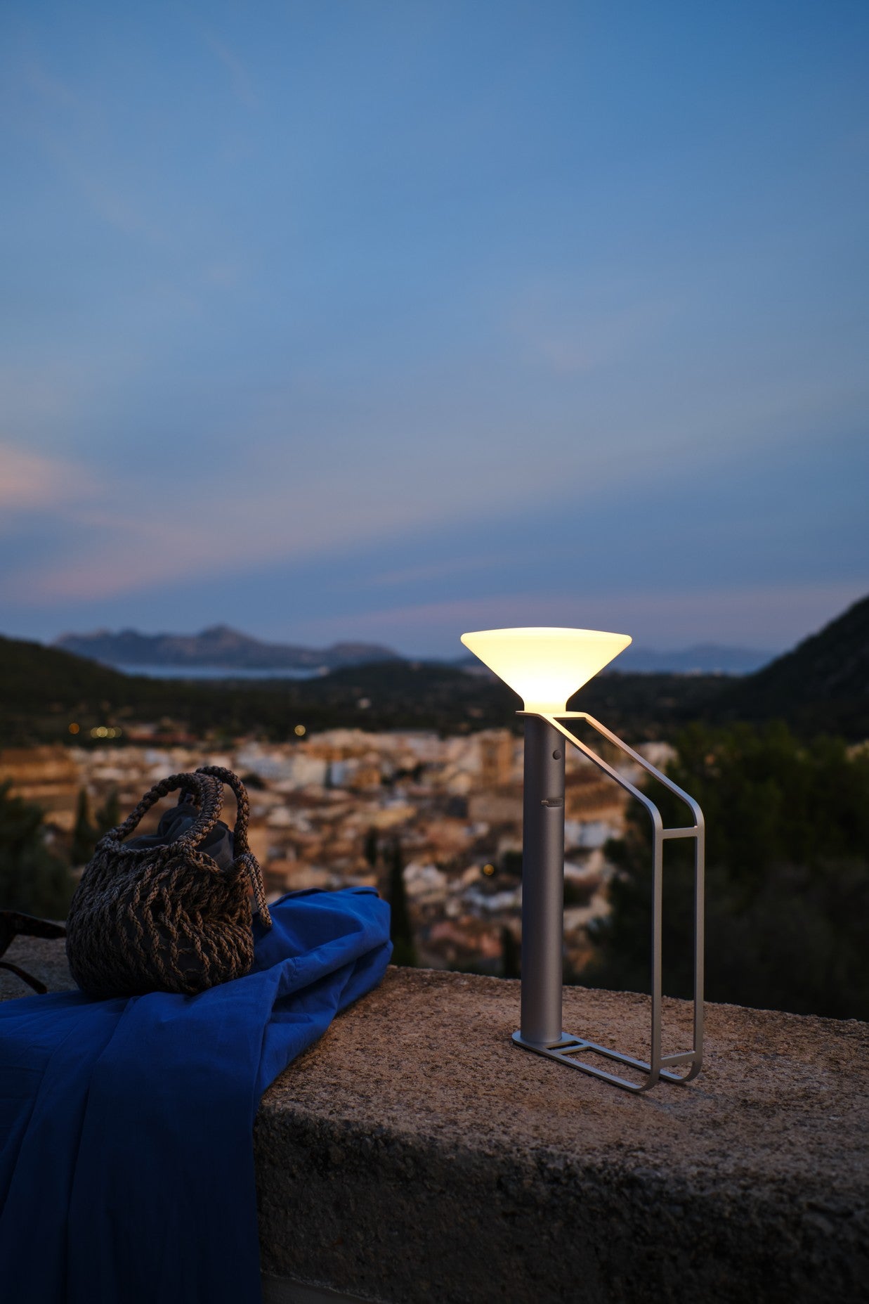 Prenosná vonkajšia lampa PITON strieborná