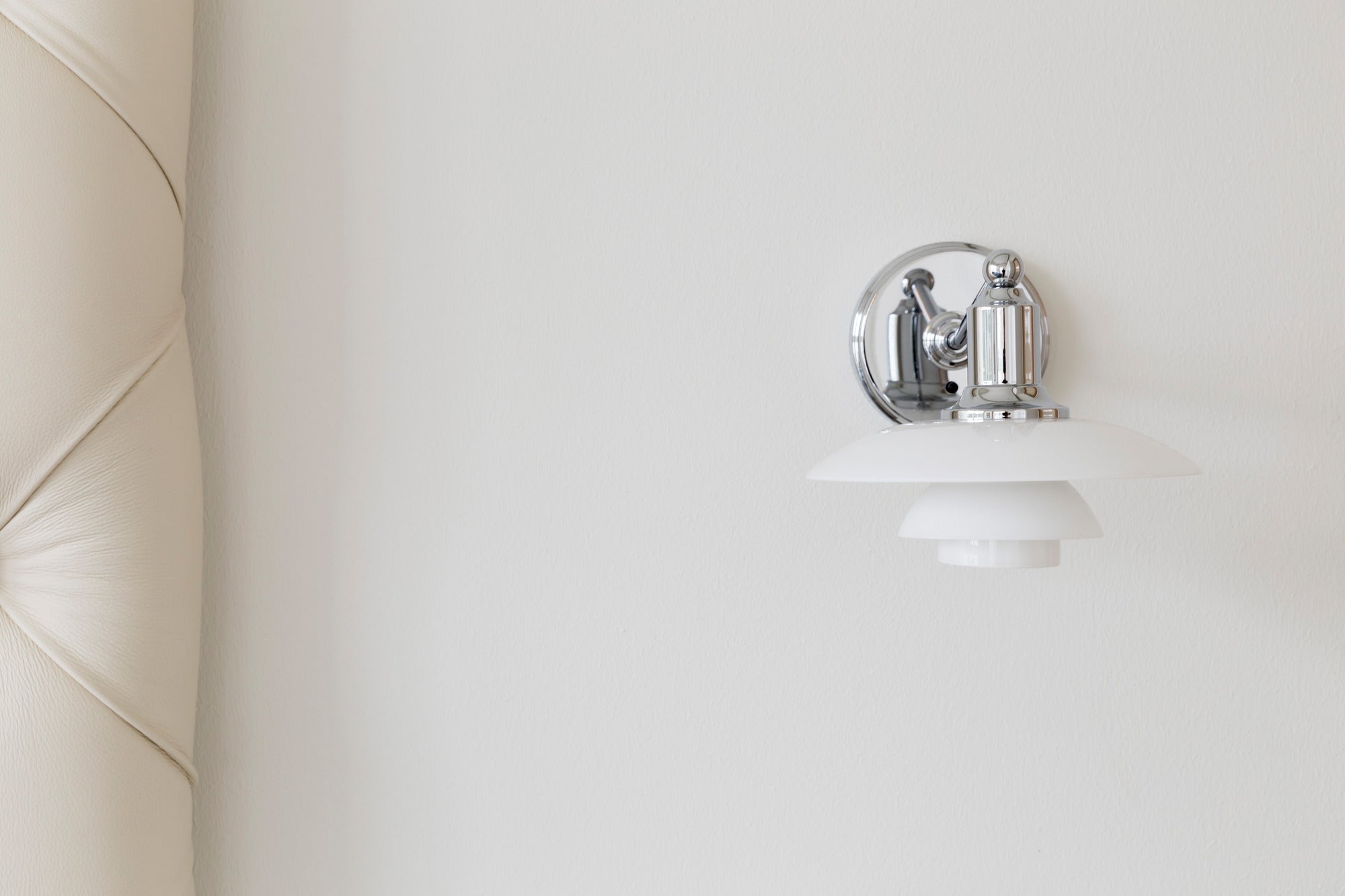 Nástenná lampa PH 2/1 biela s chrómovým podstavcom