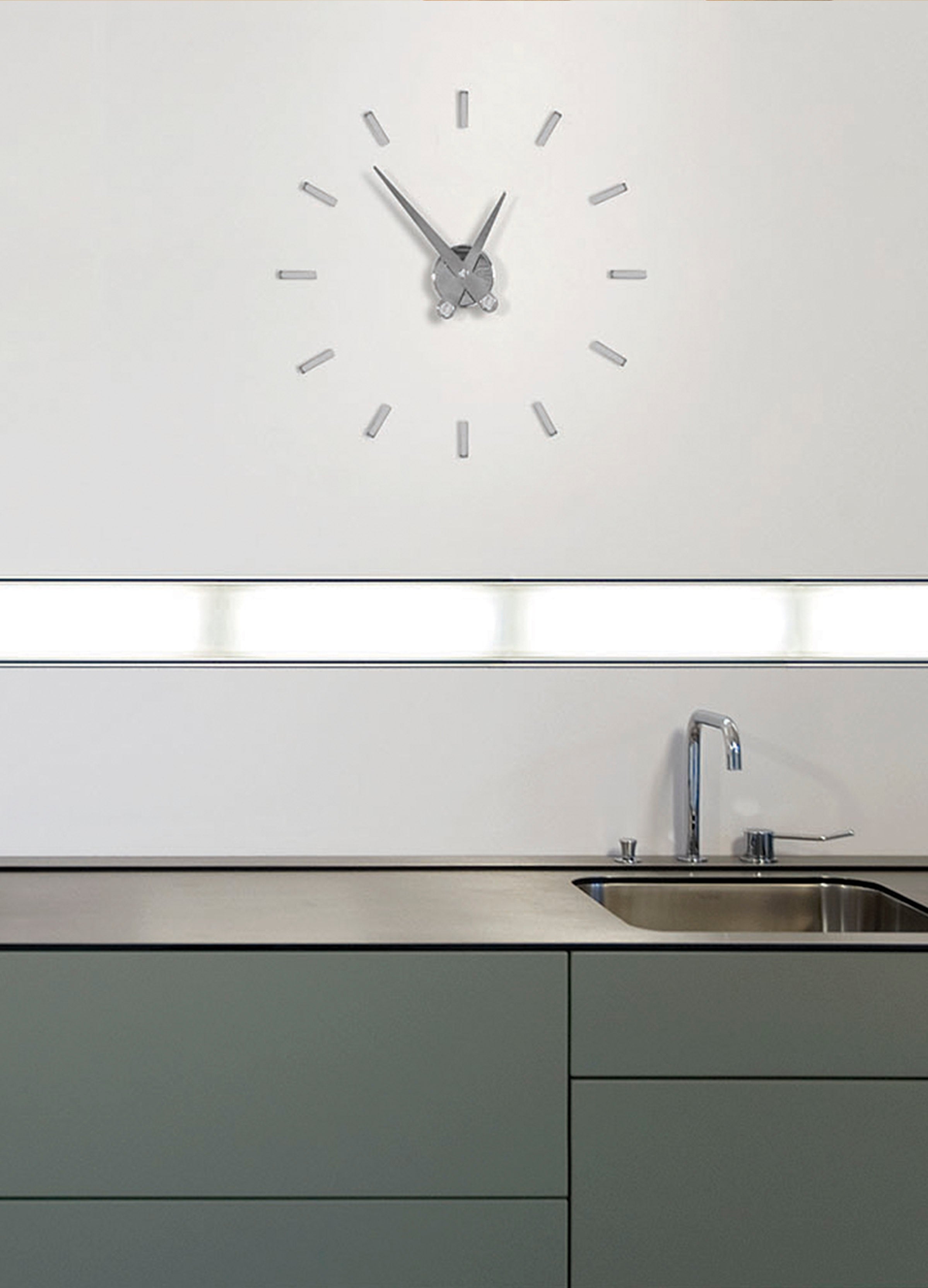 Nástenné hodiny PUNTOS SUSPENSIVOS chrómované s bielym povrchom