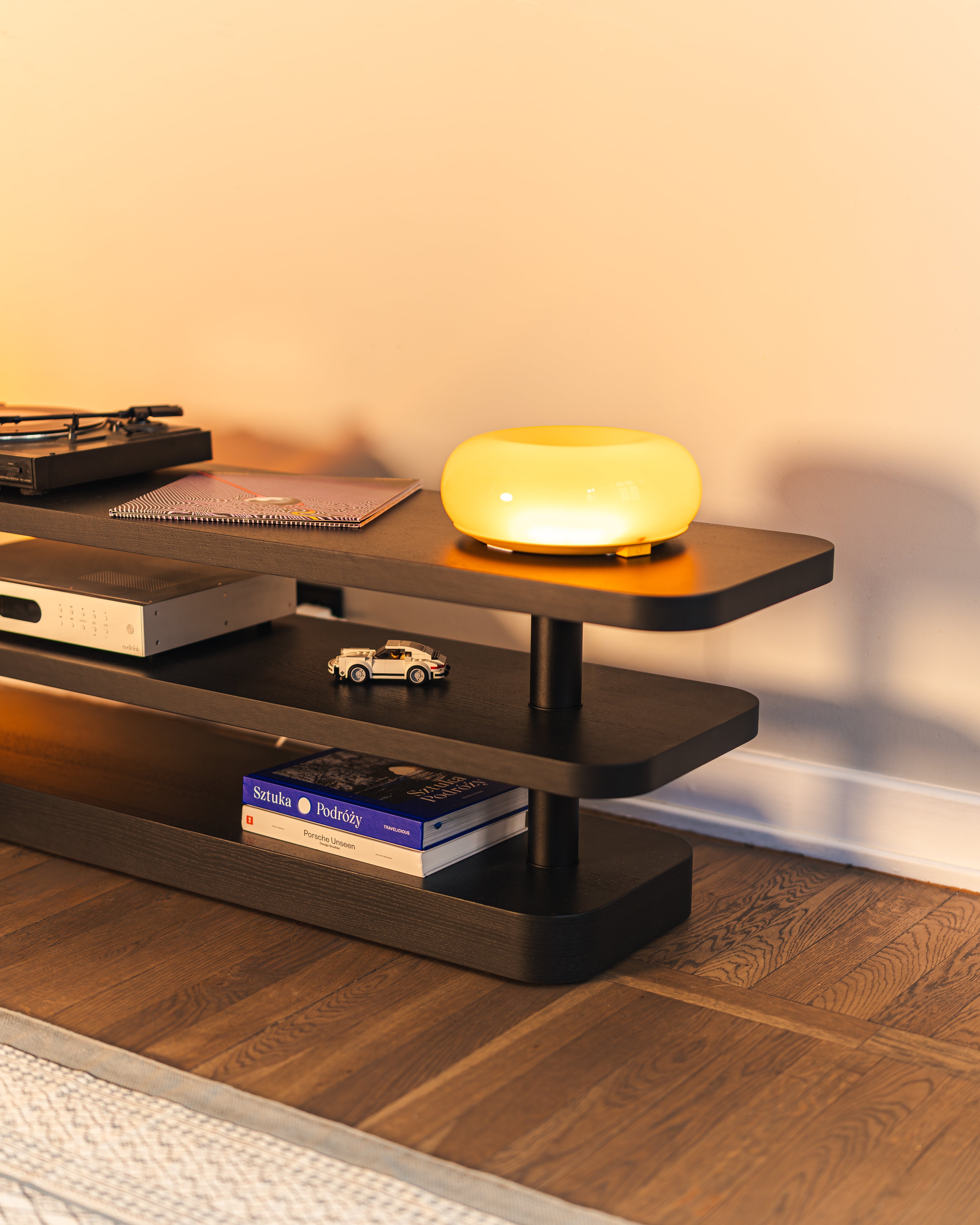 Televízna skrinka REL čierna s dyhou