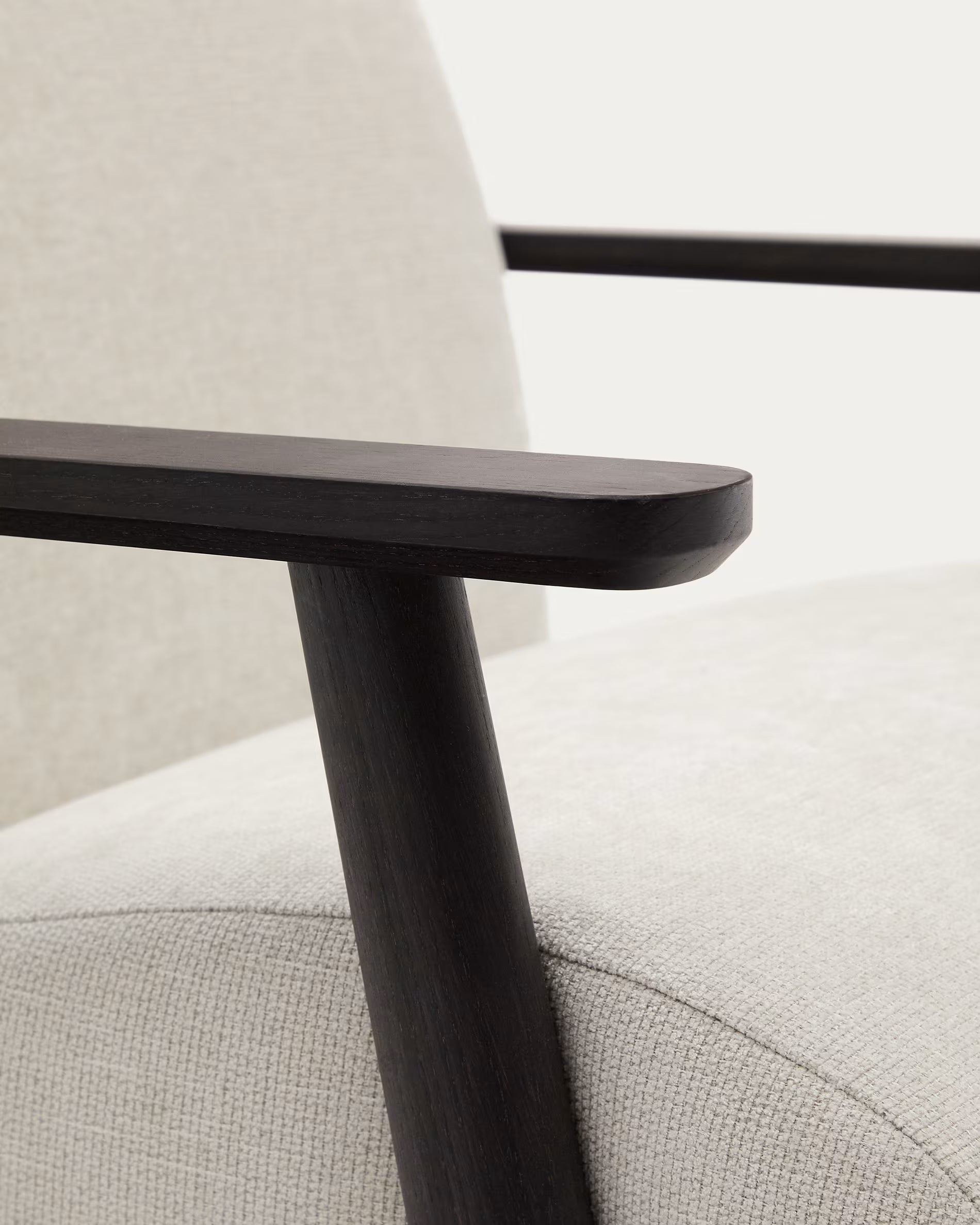 Kreslo MEGHAN krémové s čiernym podstavcom