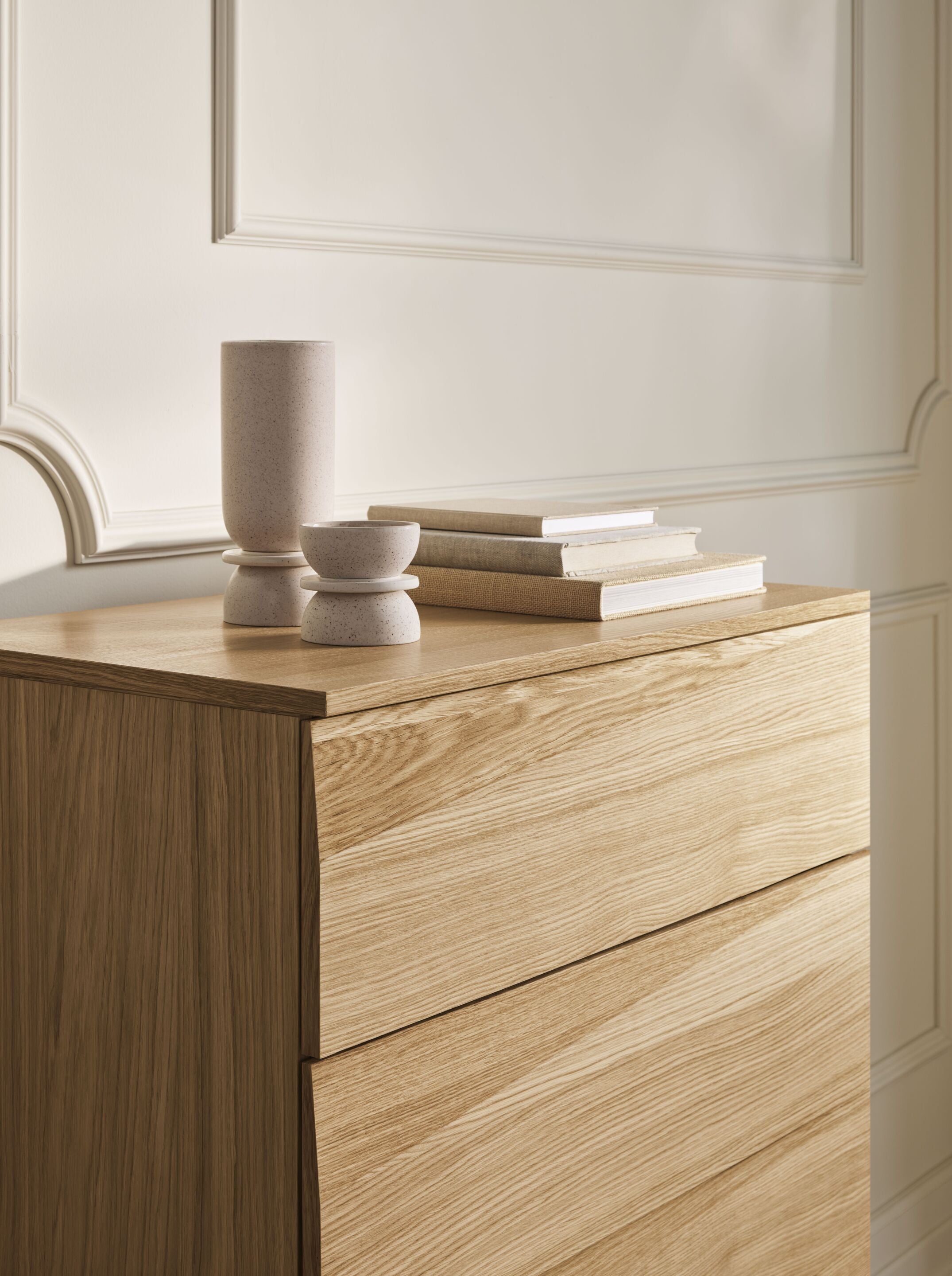 Skriňa SILENT bielené dubové drevo so železným podstavcom