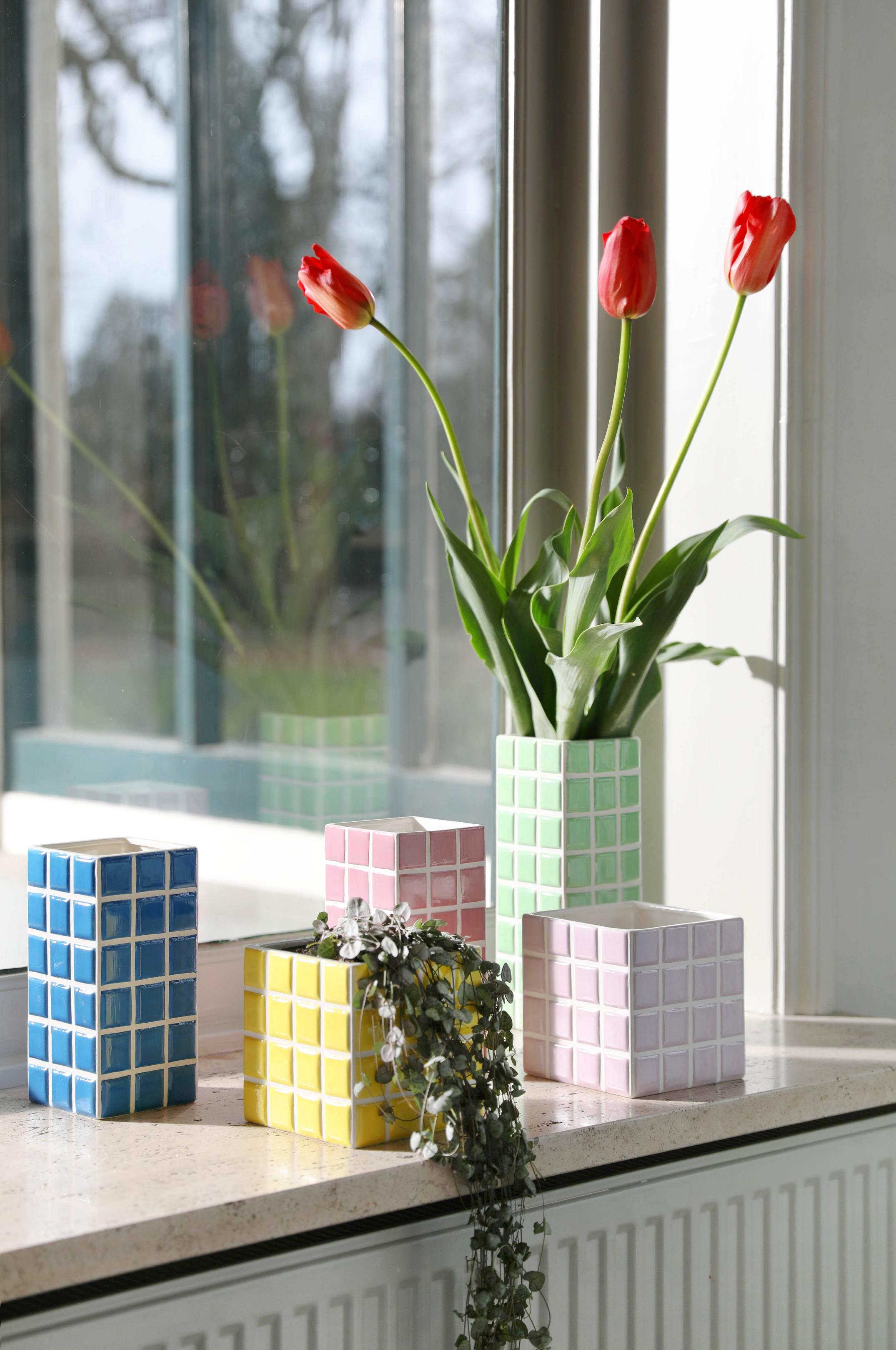 TILE pot in yellow with white