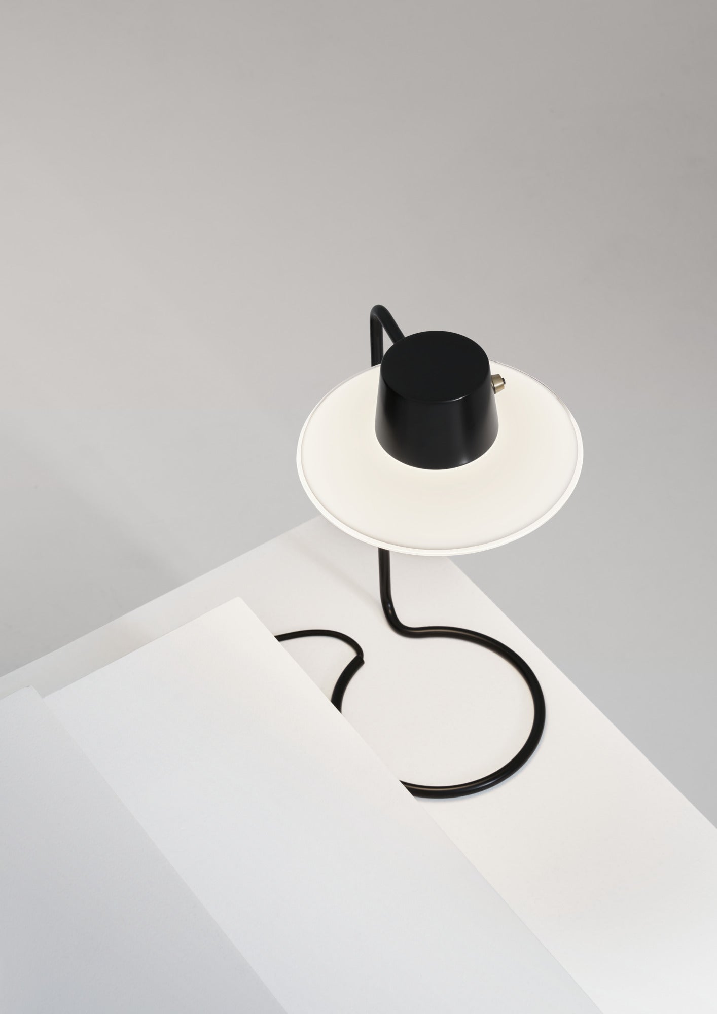AJ OXFORD black table lamp with white finish