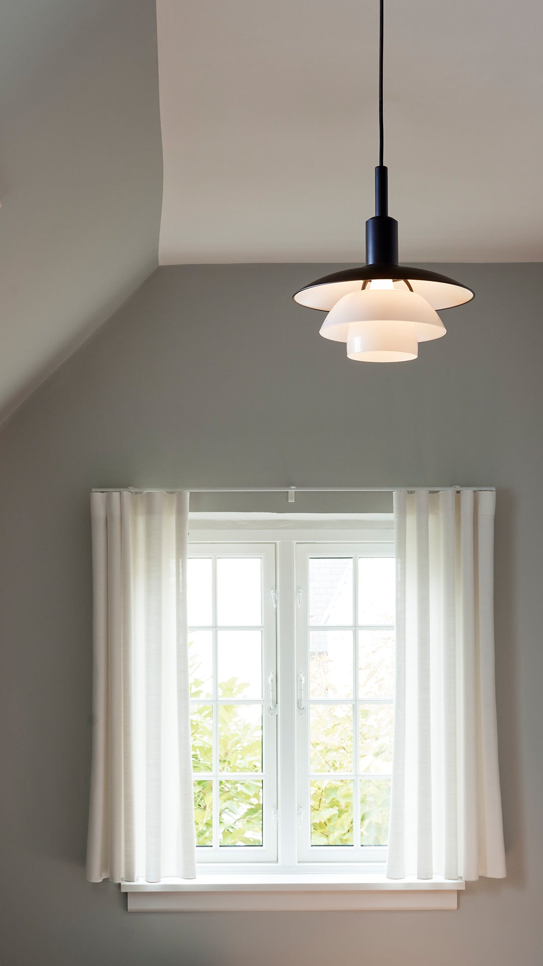 Závesná lampa PH 3/3 biela s čiernym matným povrchom