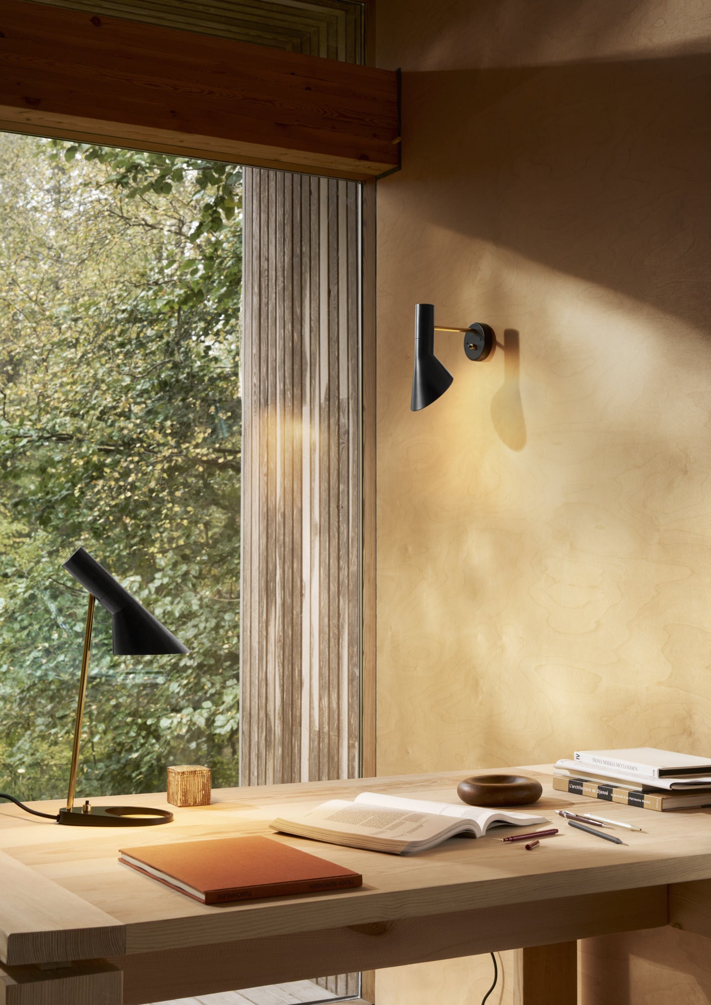 Stolná lampa AJ MINI čierna s mosadzným detailom