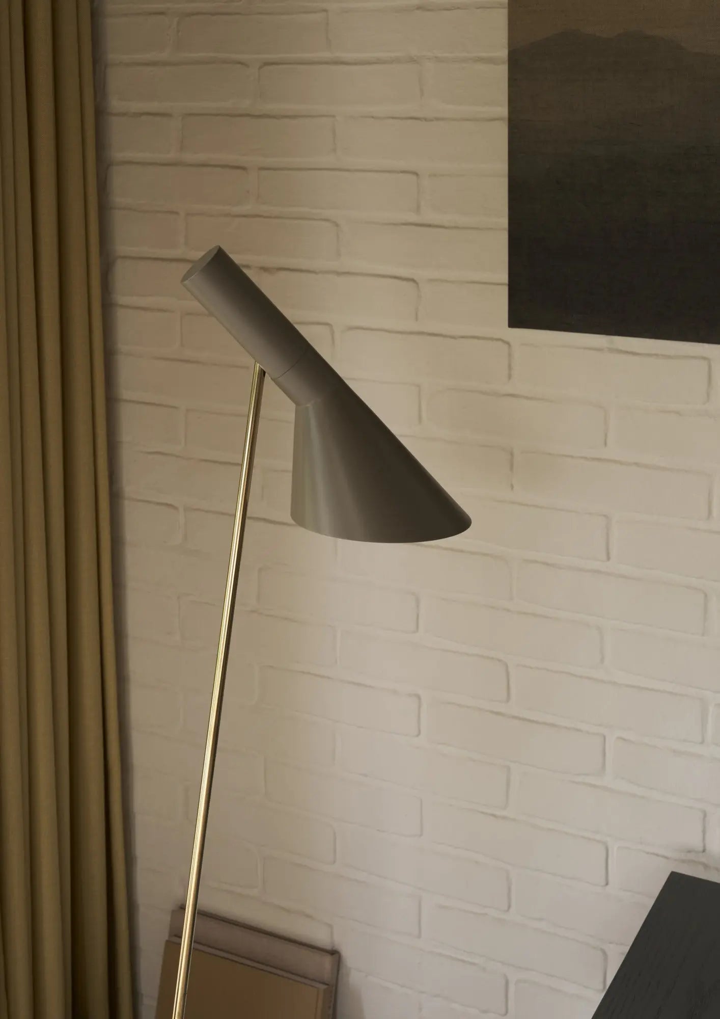 Lampa podłogowa AJ ciepły szary z mosiężnym – Louis Poulsen
