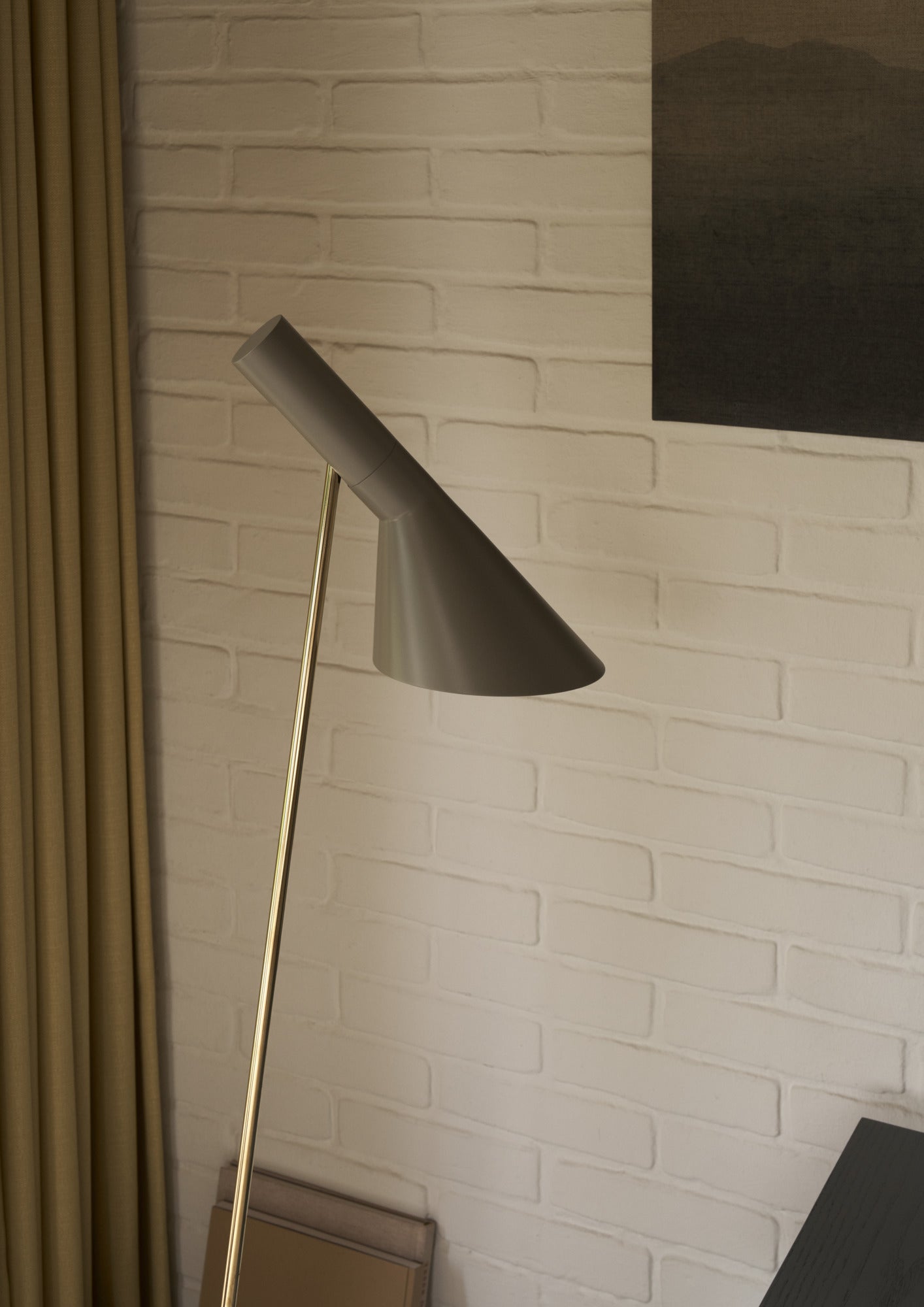 Stojaca lampa AJ teplá šedá s mosadzným detailom