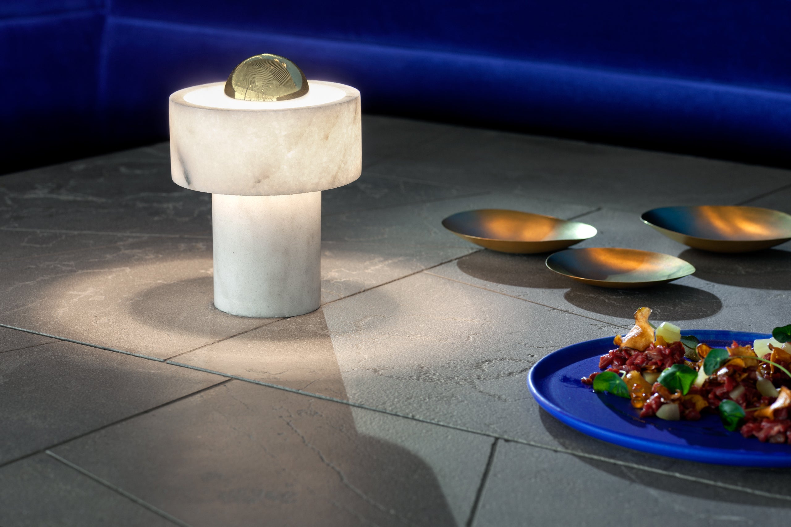 Prenosná lampa STONE mramor so zlatým povrchom