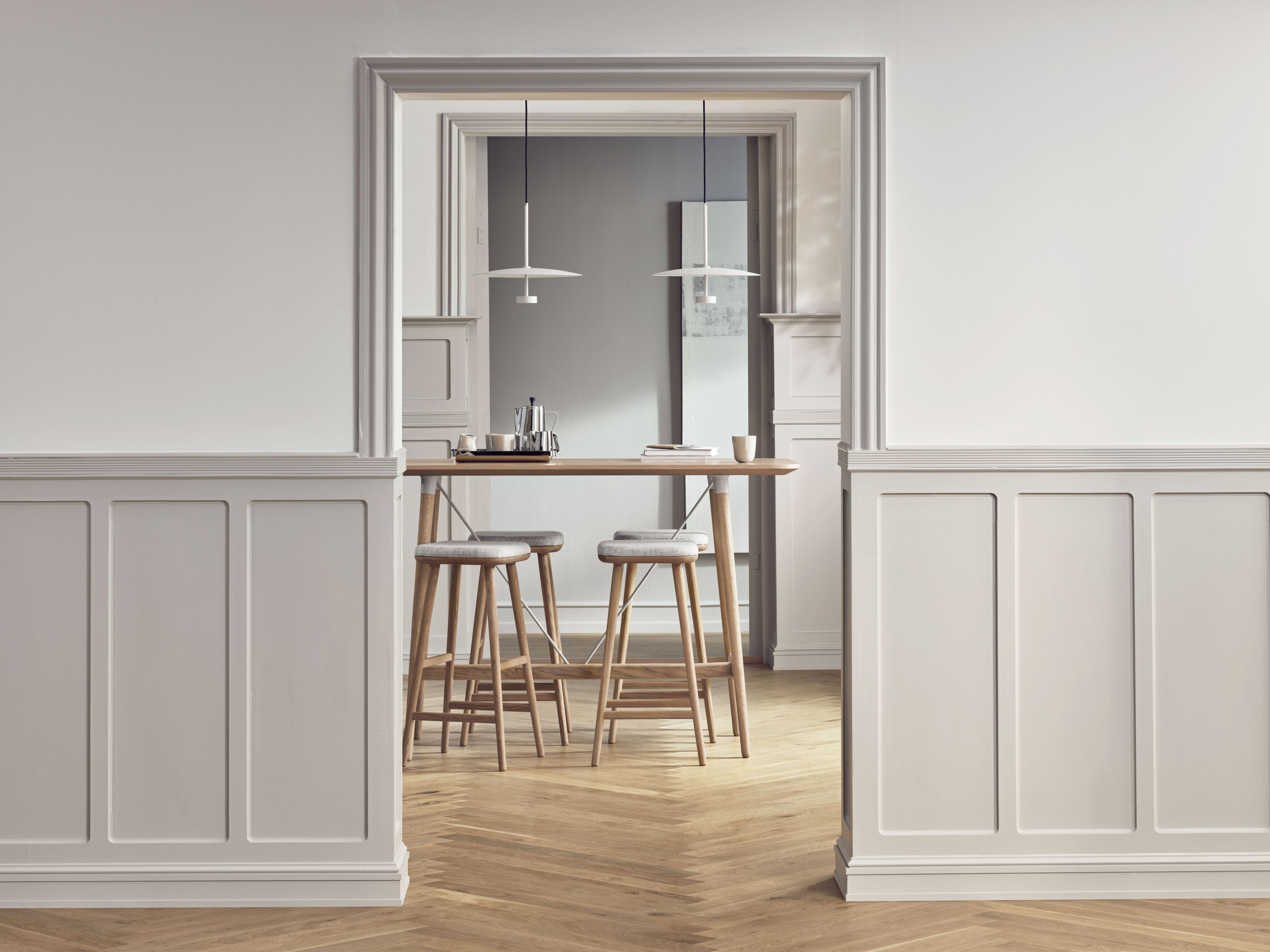 Hoker čalúnený FLOR s podstavcom z tmavého dubového dreva