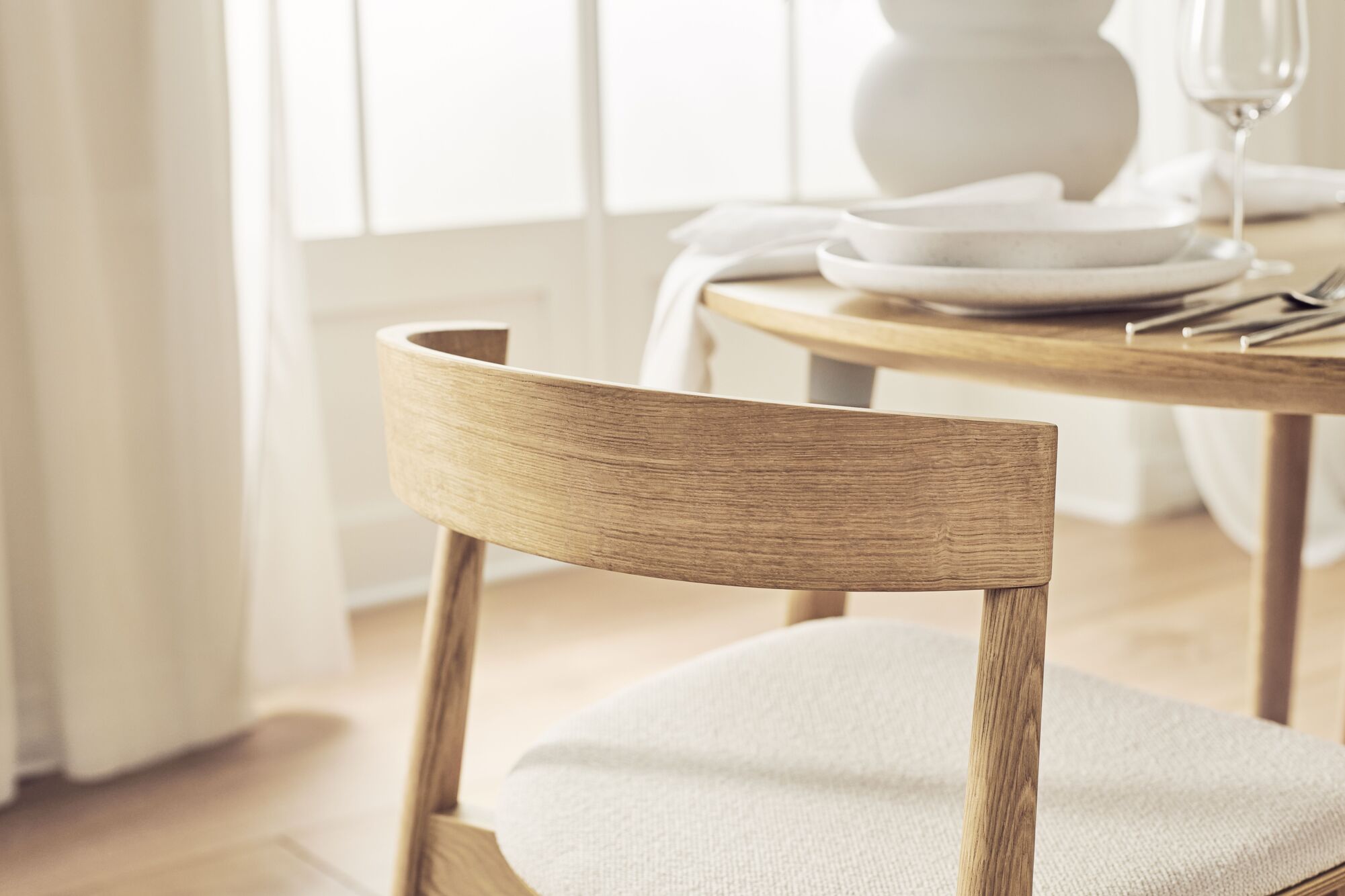 Okrúhly stôl SEED dýha z duba