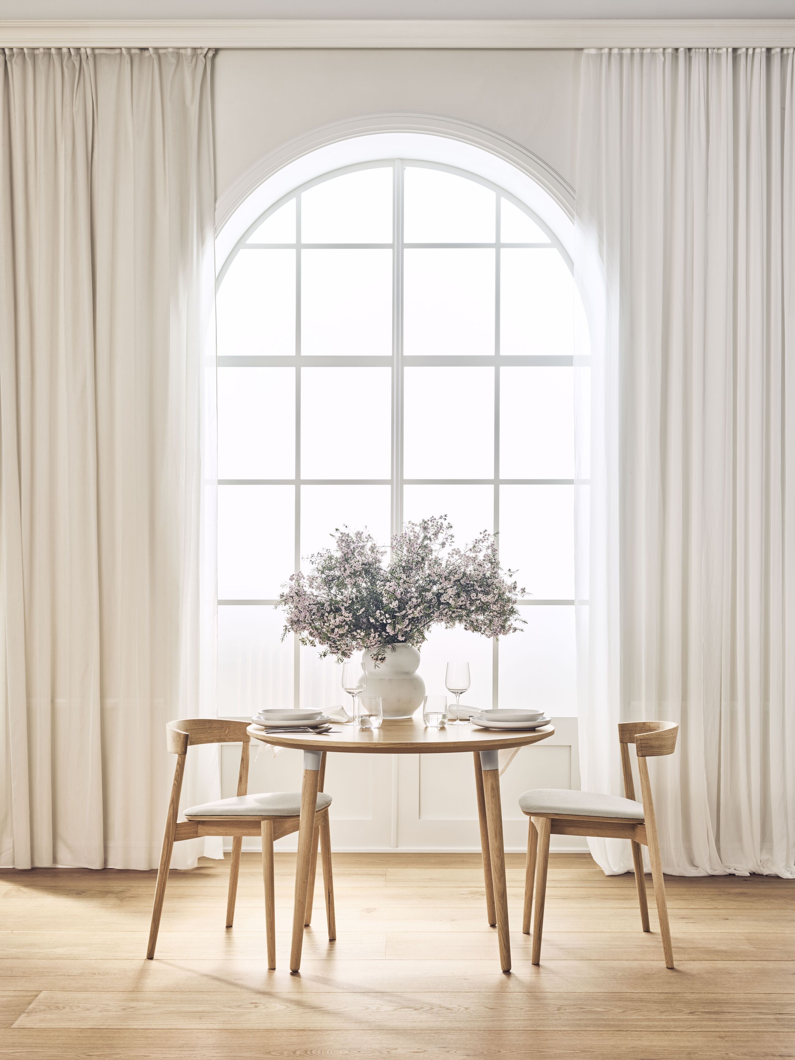 Okrúhly stôl SEED dýha z duba