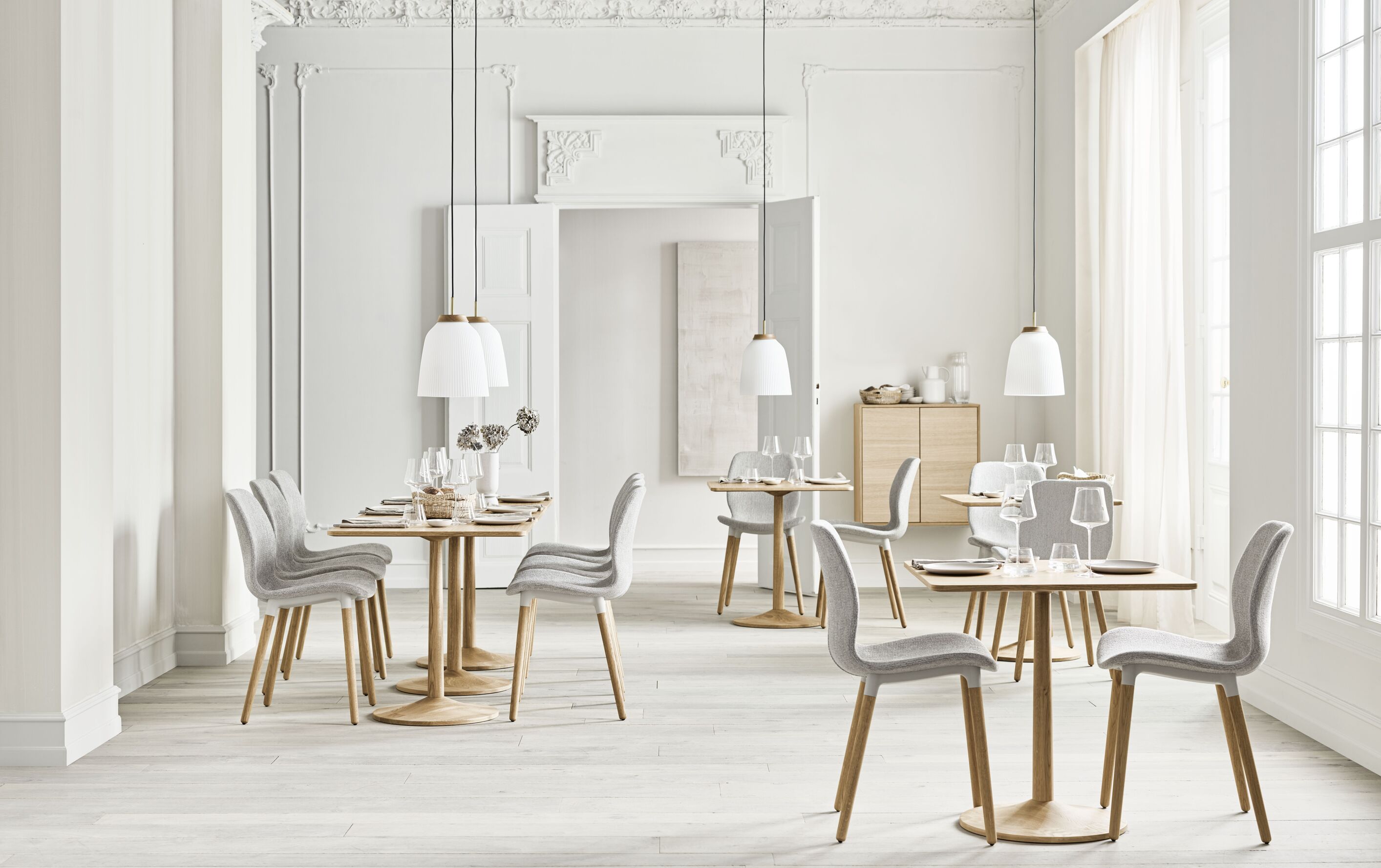 Čalúnená stolička SEED s dubovým podstavcom