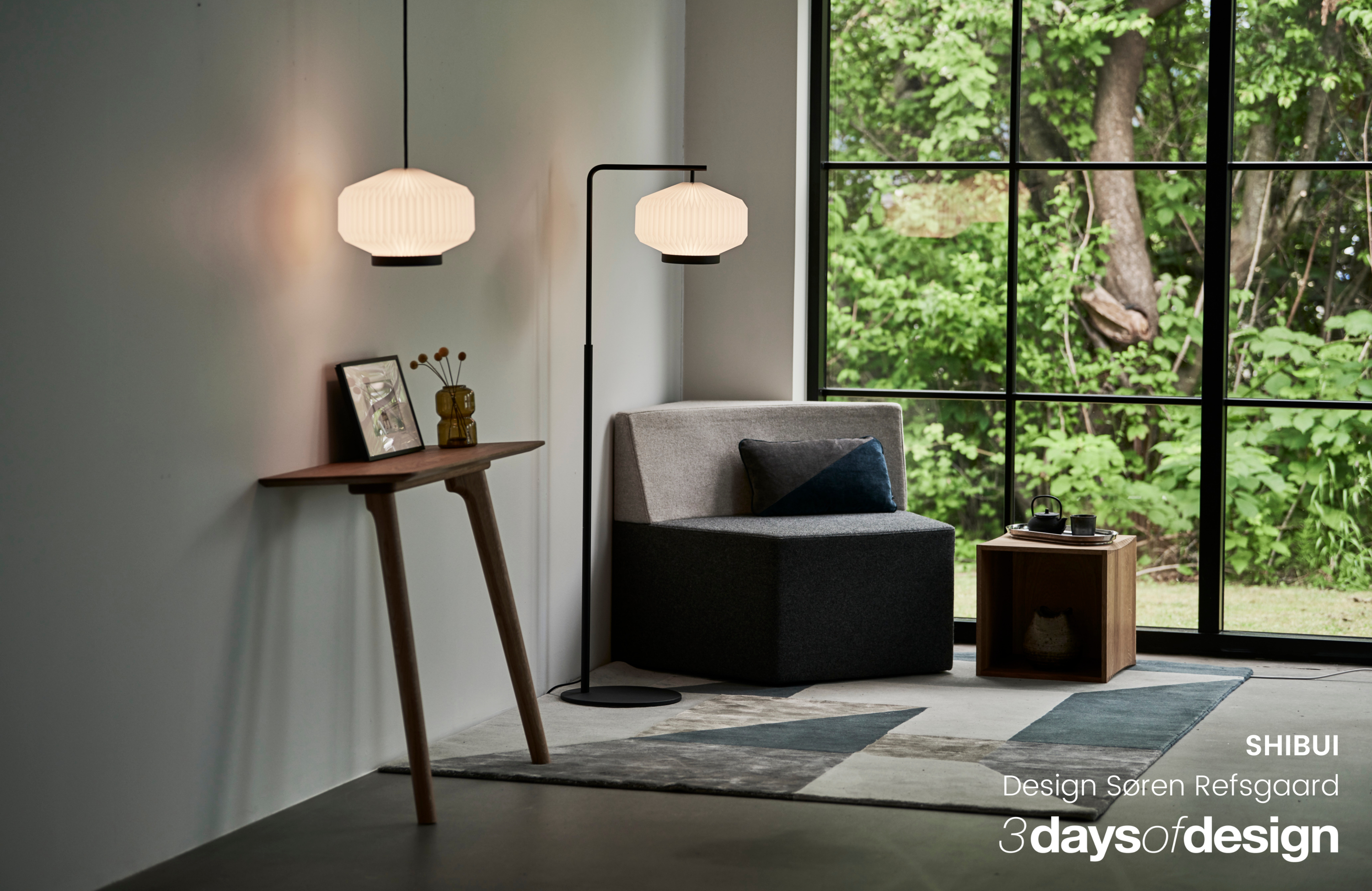 Stojaca lampa MODEL 386 SHIBUI biela s čiernym podstavcom