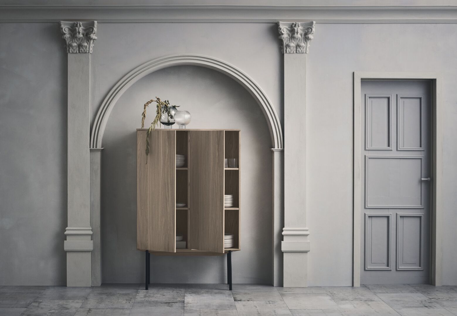 Skriňa SILENT bielené dubové drevo so železným podstavcom