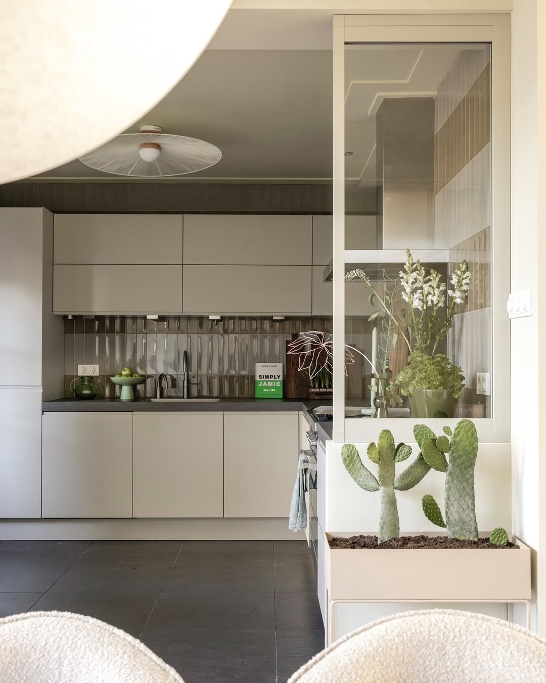 Závesná lampa BELLE zlomená biela