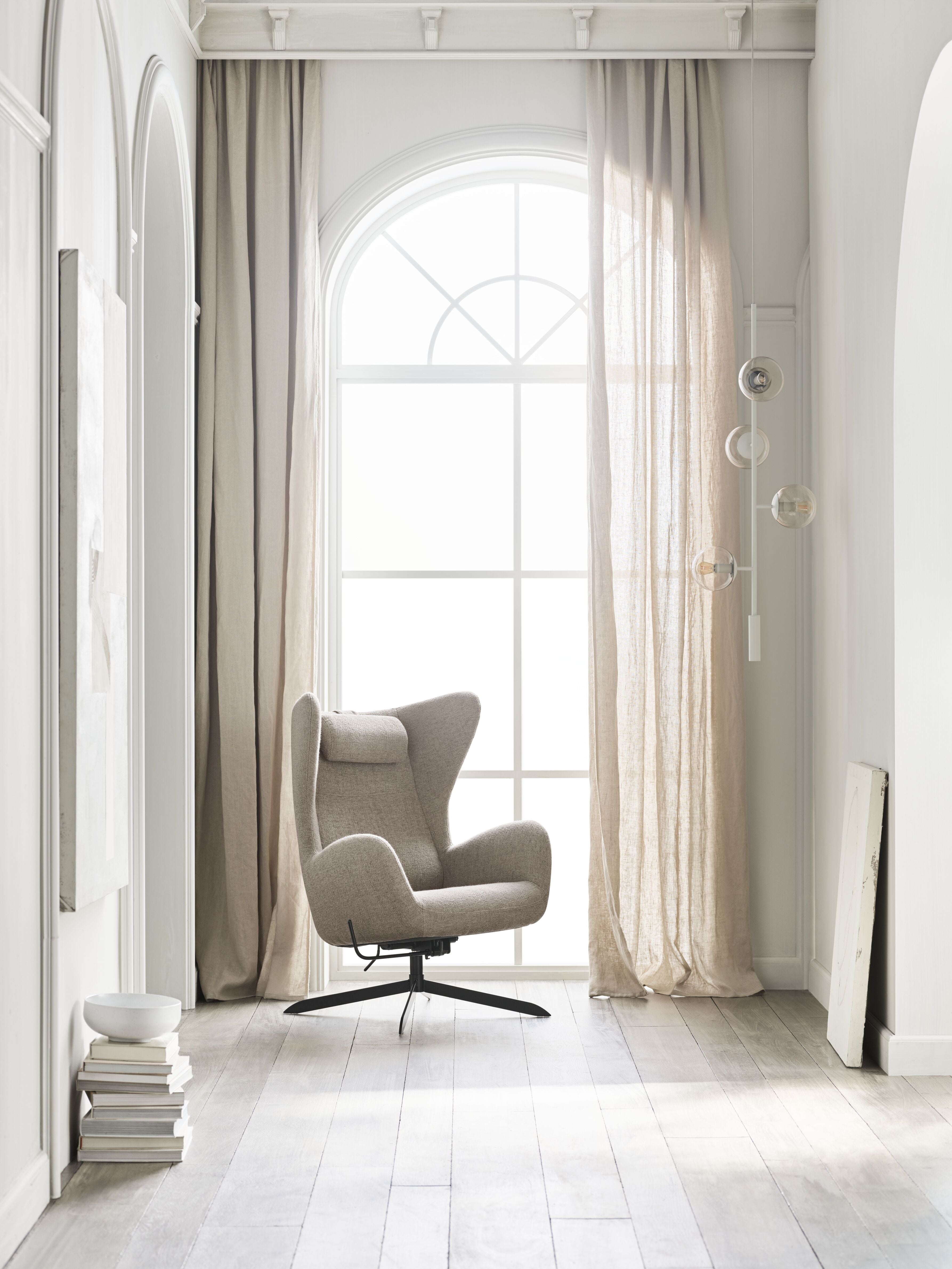 Kreslo čalúnené SOLO s kovovým podstavcom