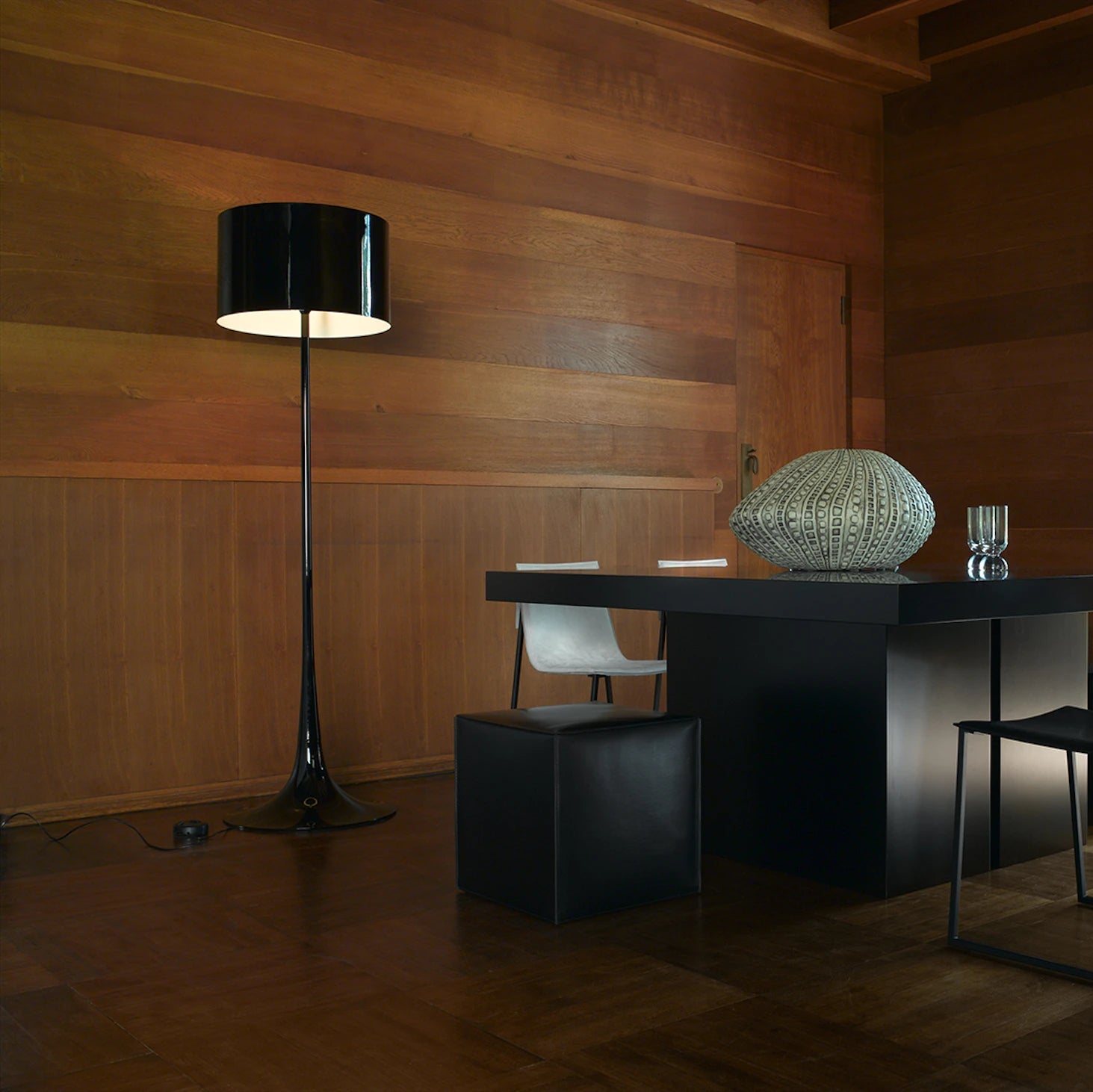 Stojaca lampa SPUN LIGHT čierna