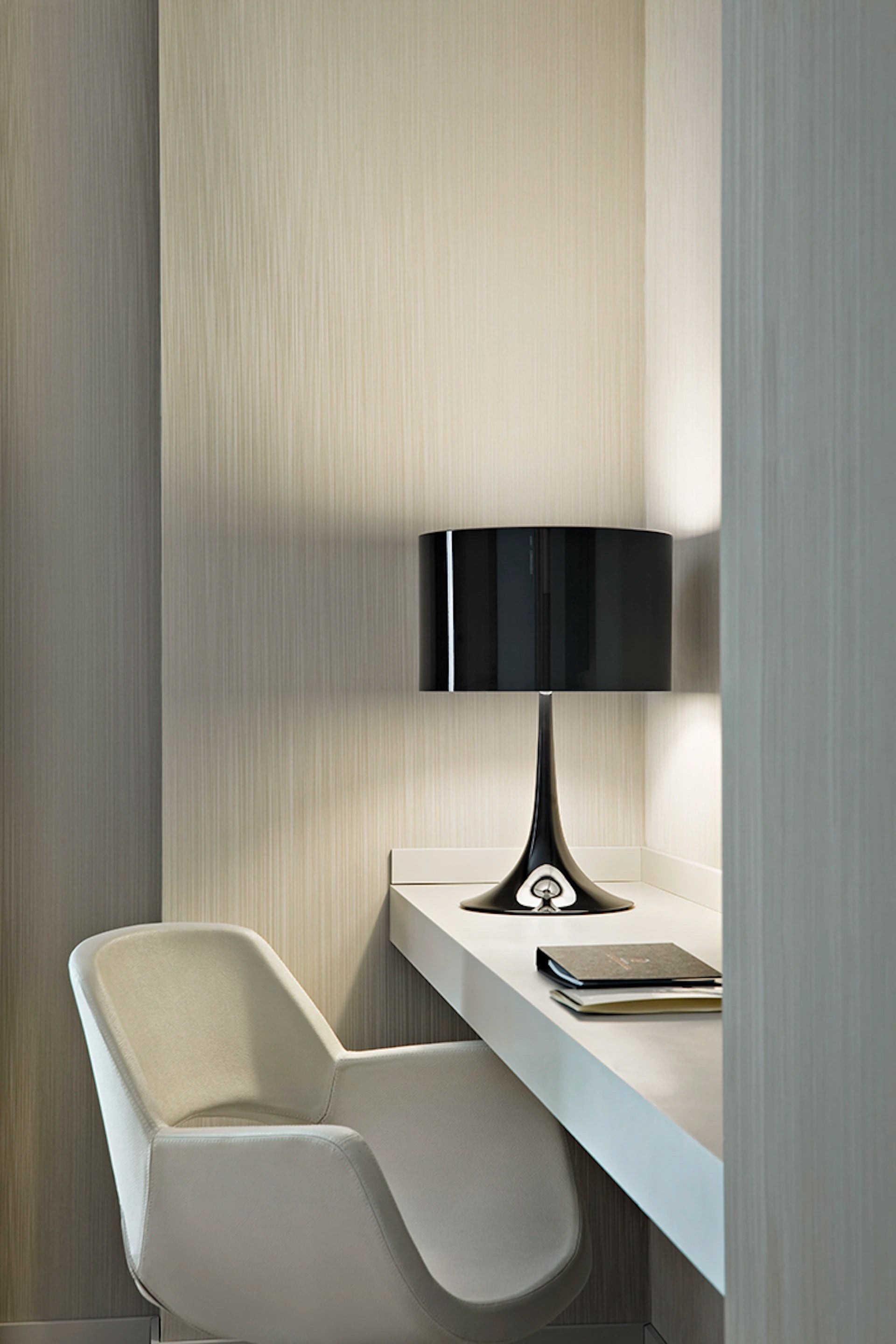 Stolná lampa SPUN LIGHT čierna