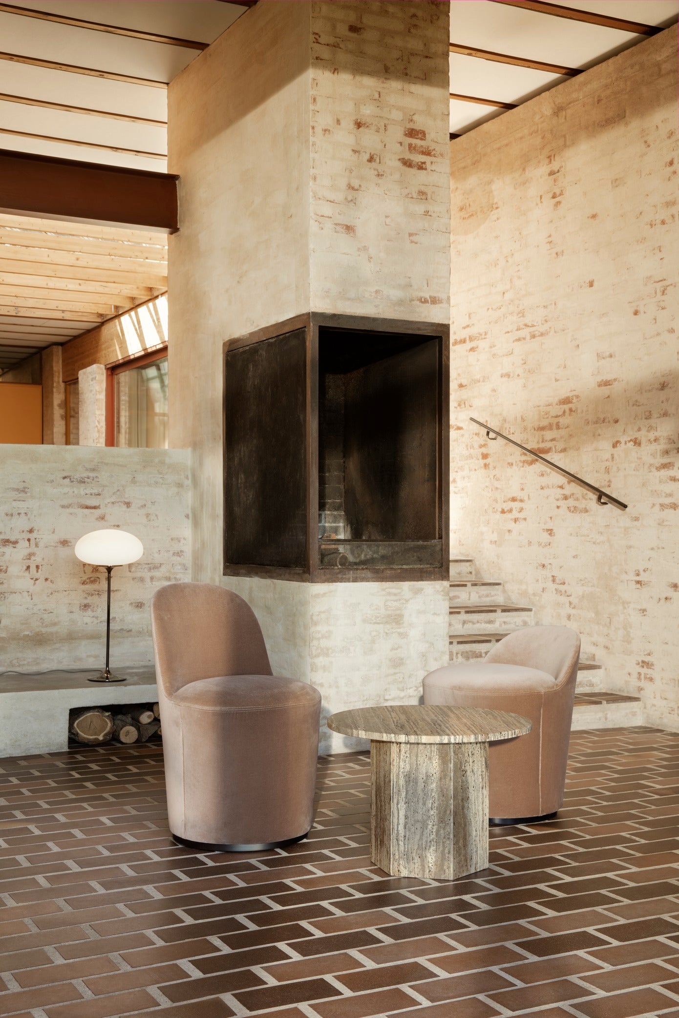 Upholstered TAIL armchair with a brass base