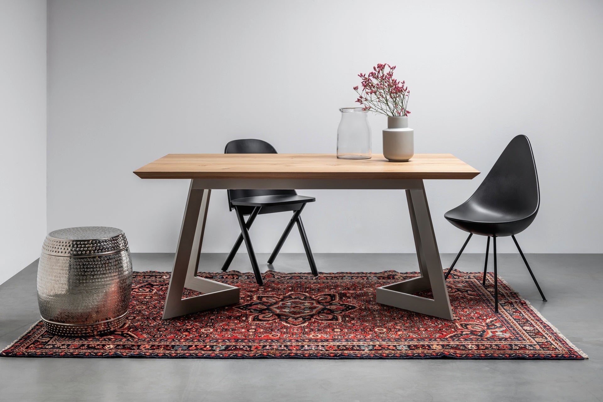 Stôl ANTONIO dubový vrch so železnou základňou