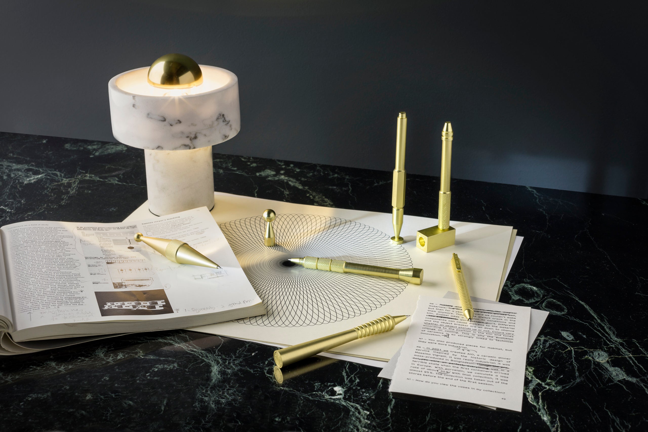 Prenosná lampa STONE mramor so zlatým povrchom