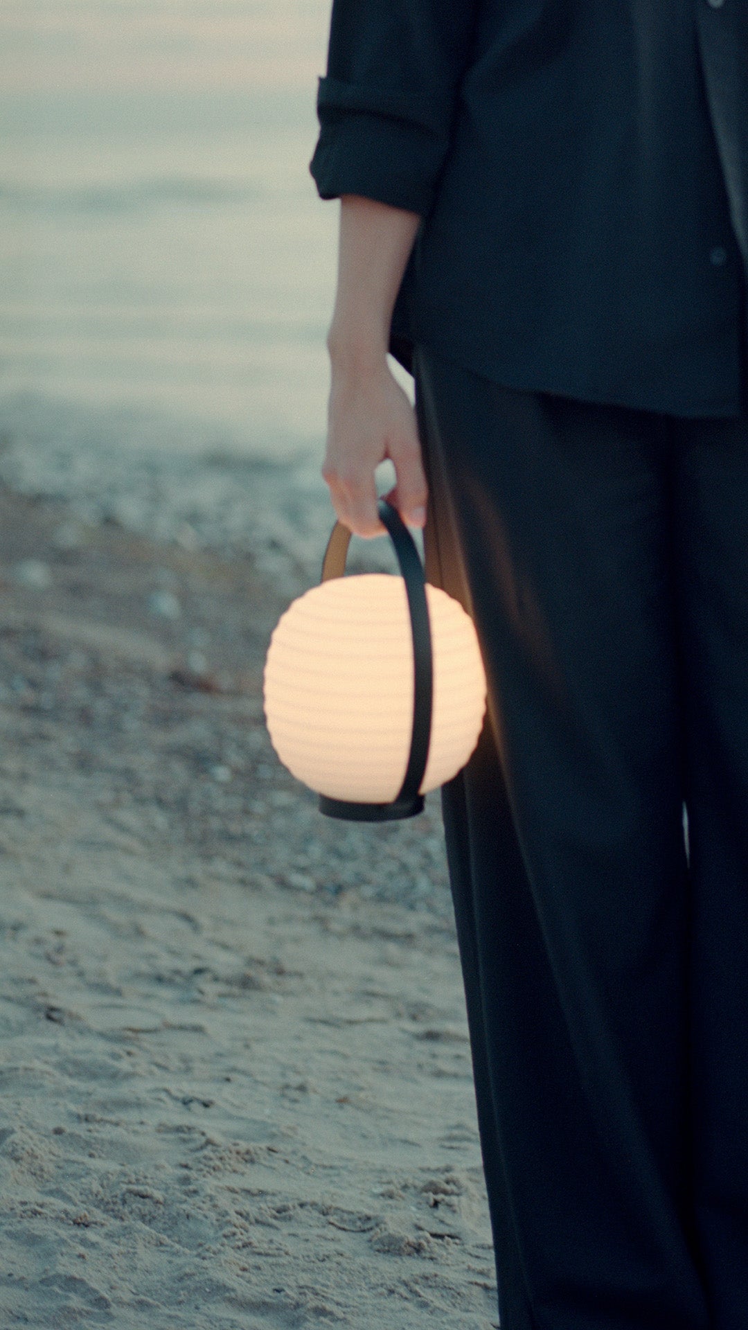 Prenosná lampa LANTERN biela s čiernym držadlom