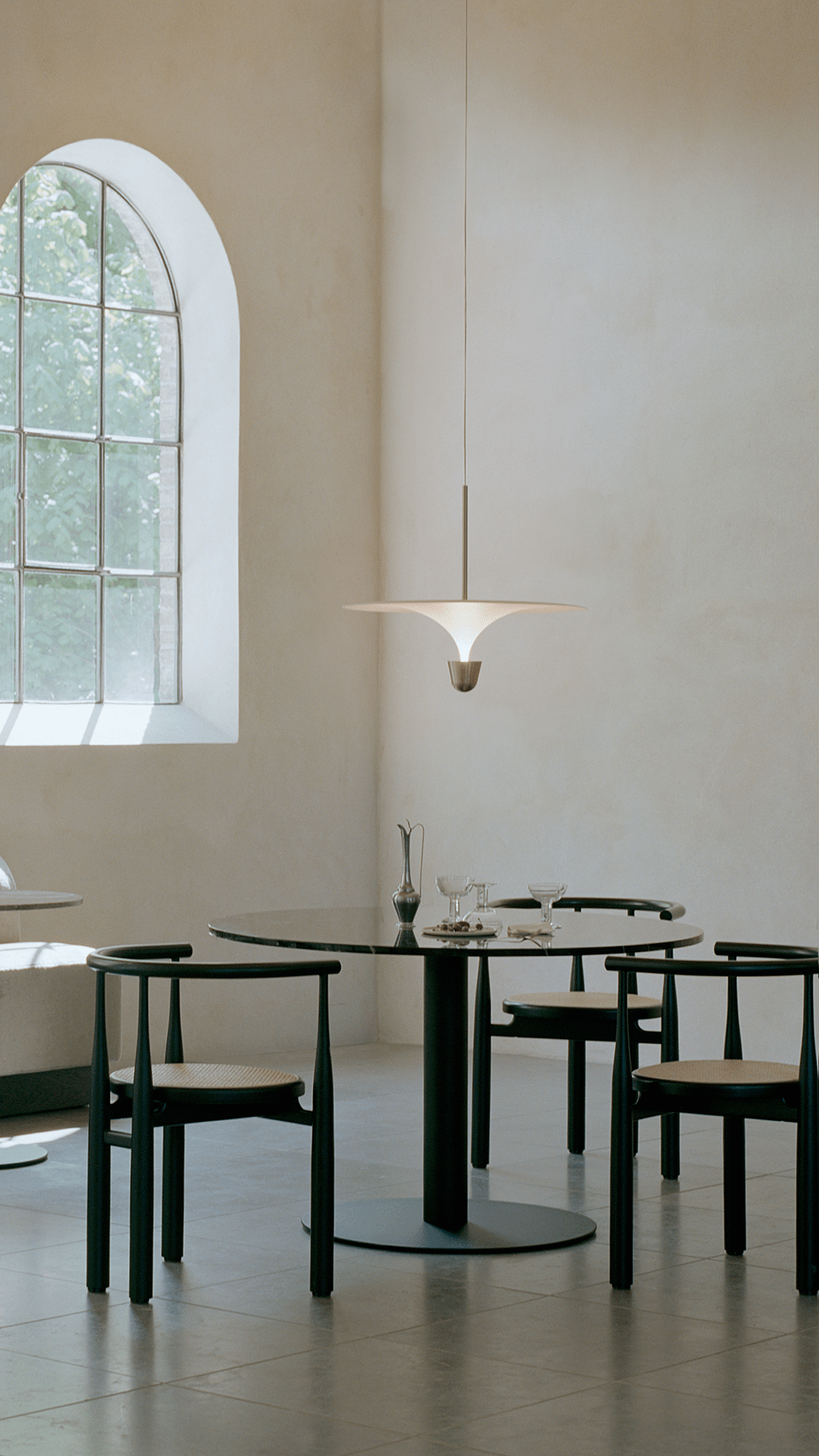 Závesná lampa KANTARELL biela s niklovaným povrchom