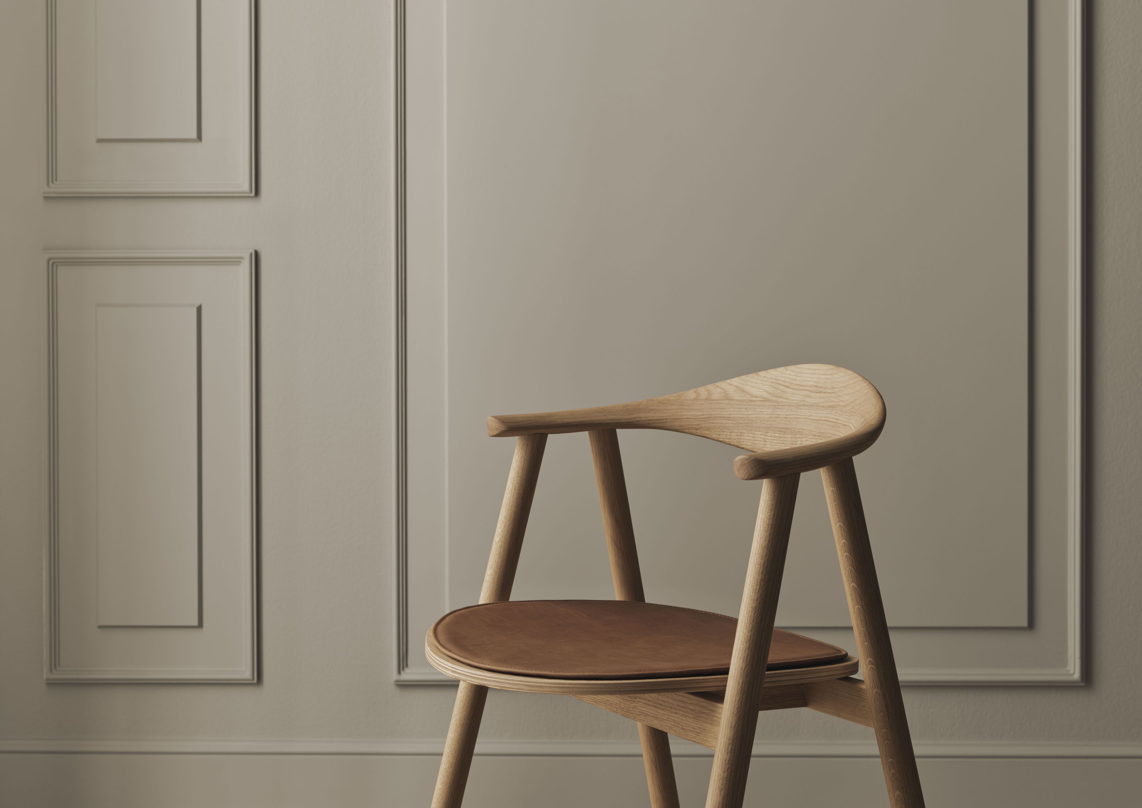 Čalúnená stolička SWING s tmavou základňou