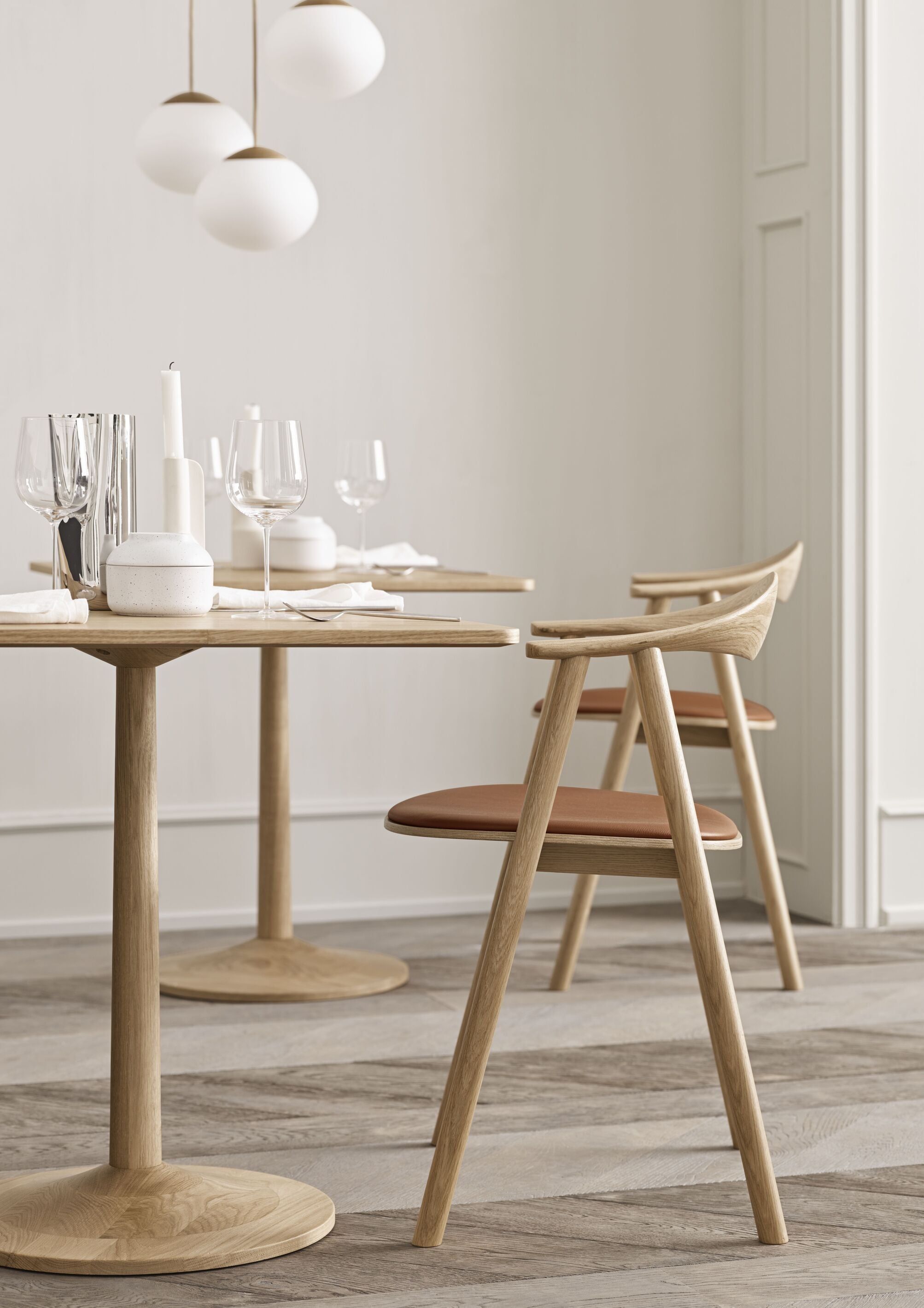 Stôl TURNED dýha z duba