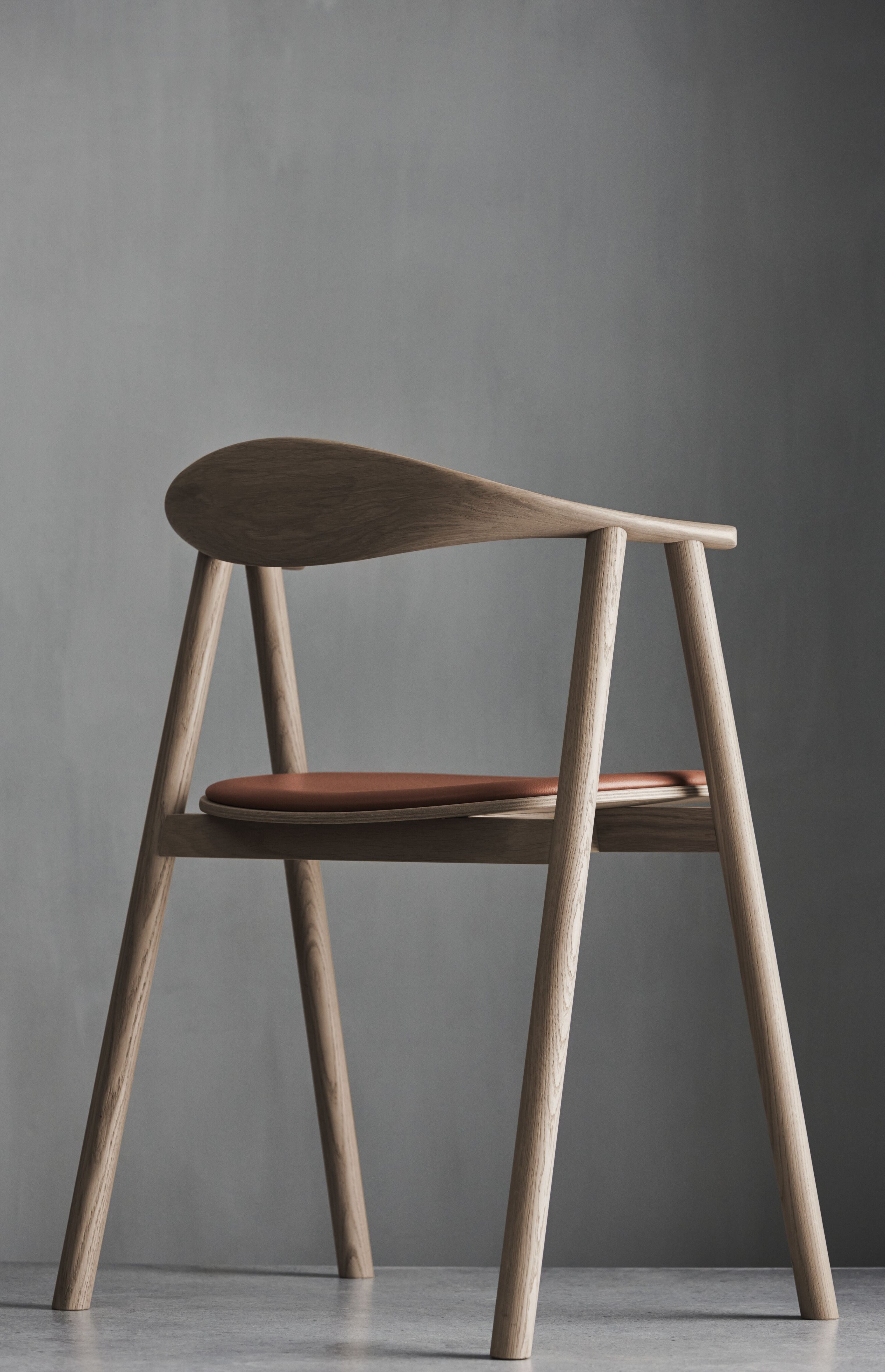 Čalúnená stolička SWING s tmavou základňou