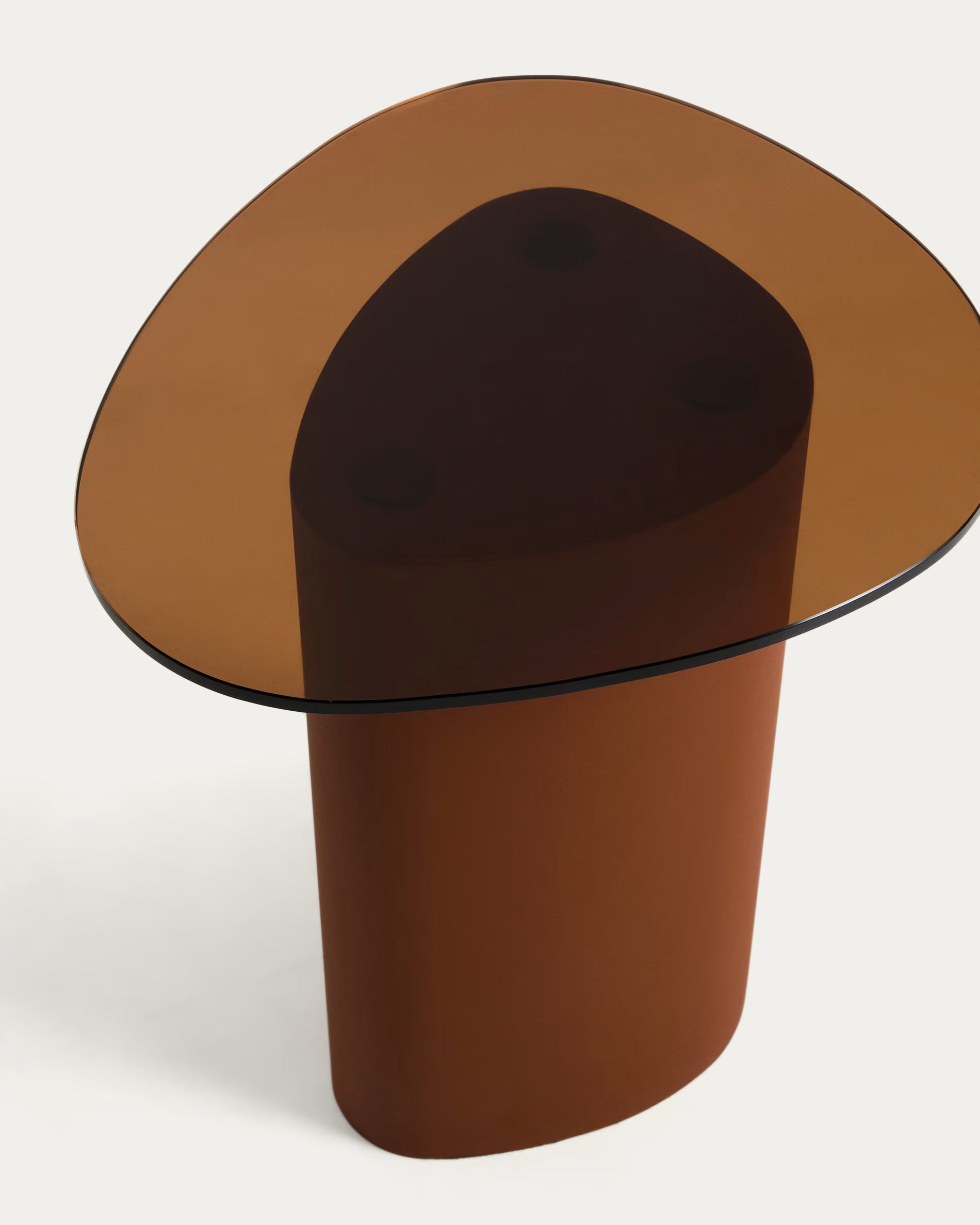 Bočný stolík OLIR so sklenenou doskou a hnedým podstavcom