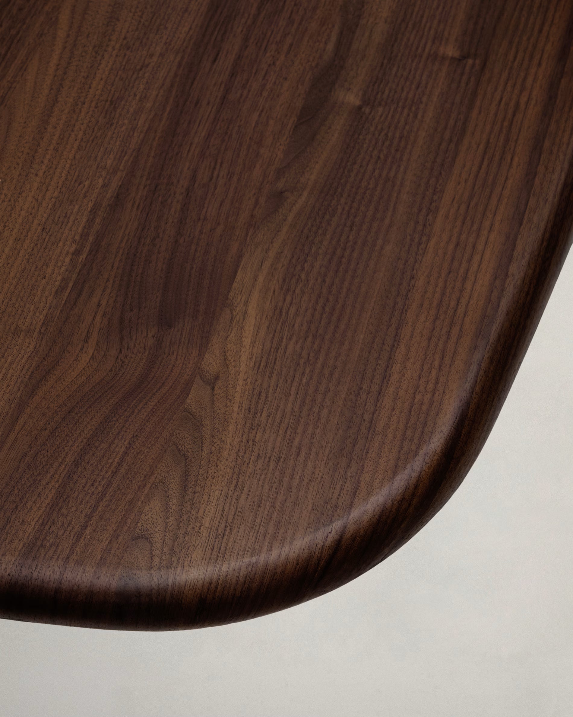 Stôl MELVAR orechový dyha so železnou základňou