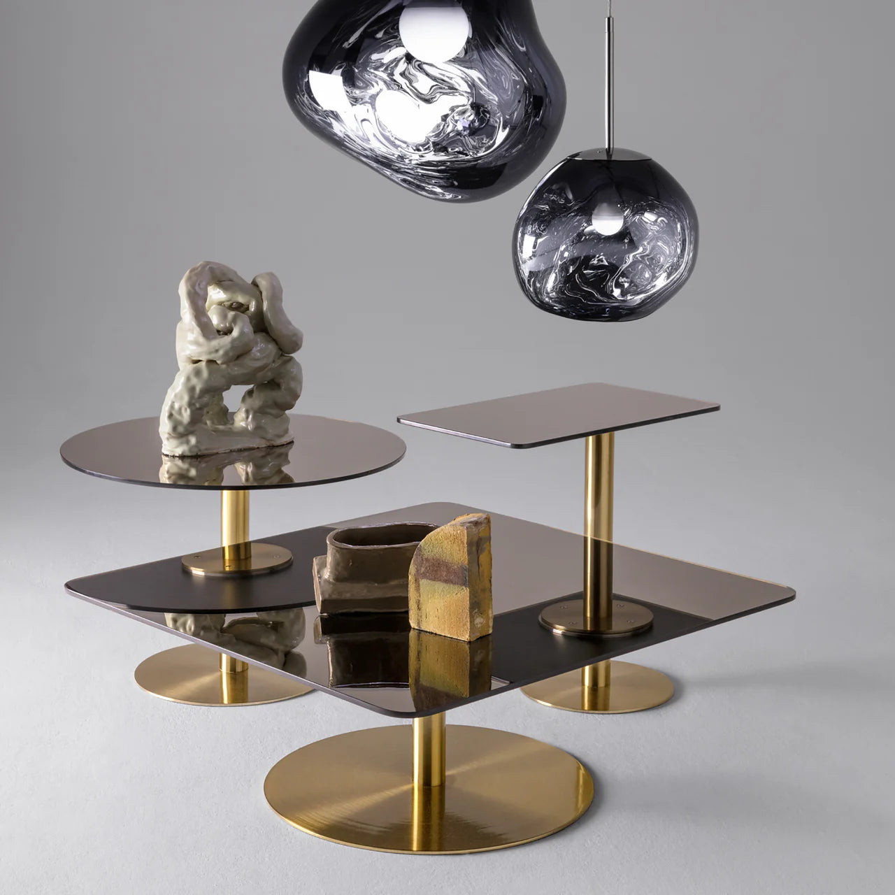 Štvorcový bočný stolík FLASH s mosadznou základňou