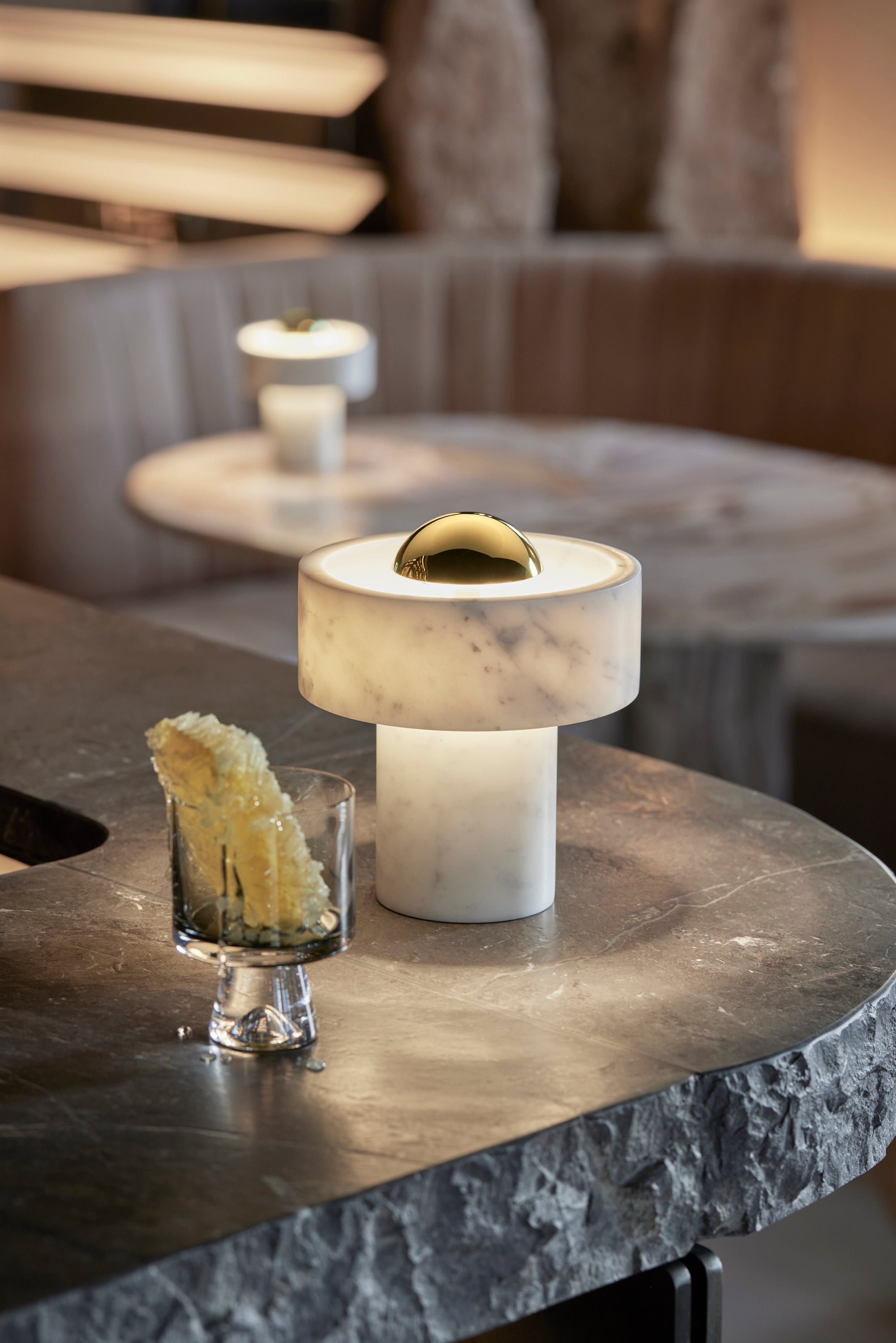 Prenosná lampa STONE mramor so zlatým povrchom