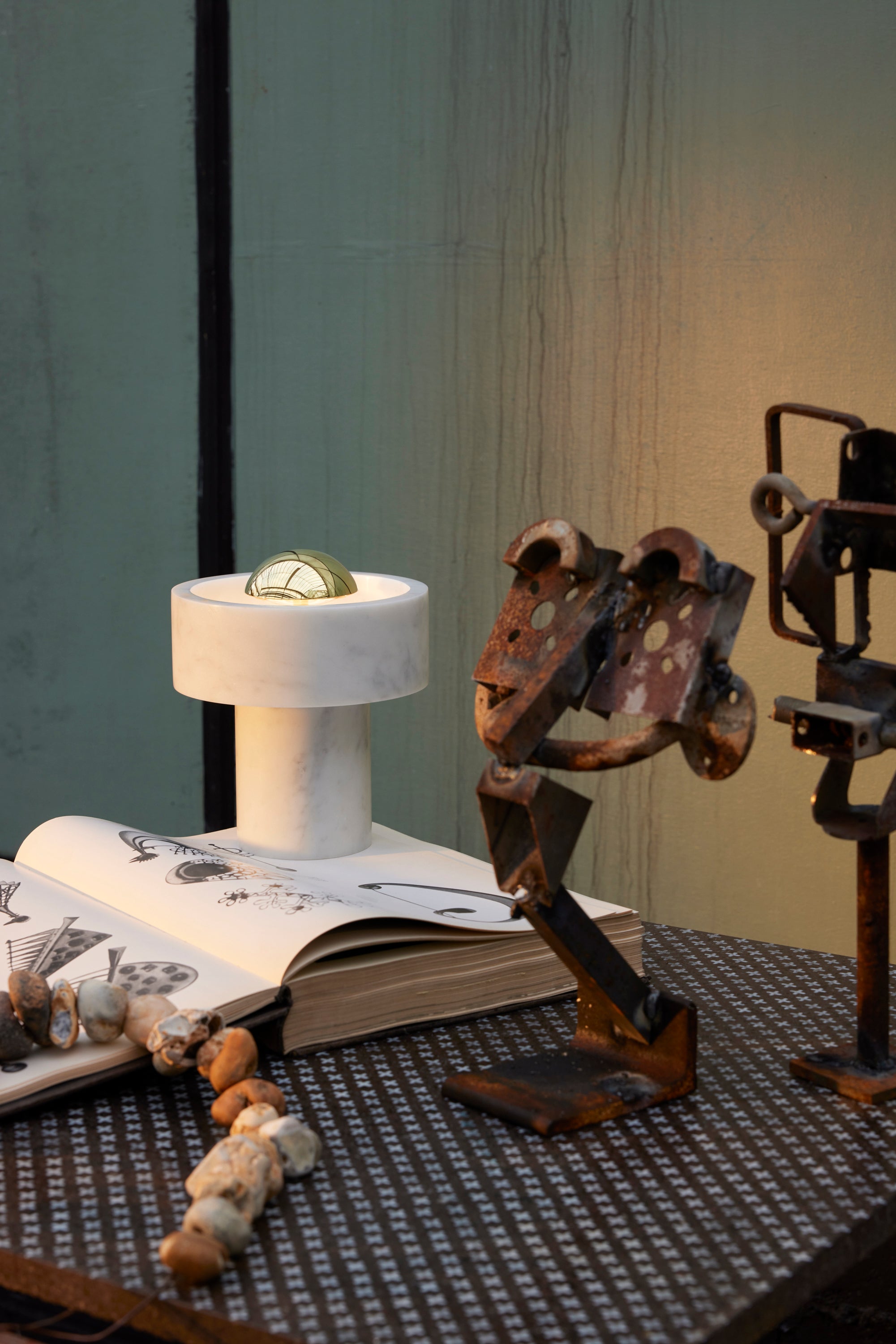 Prenosná lampa STONE mramor so zlatým povrchom