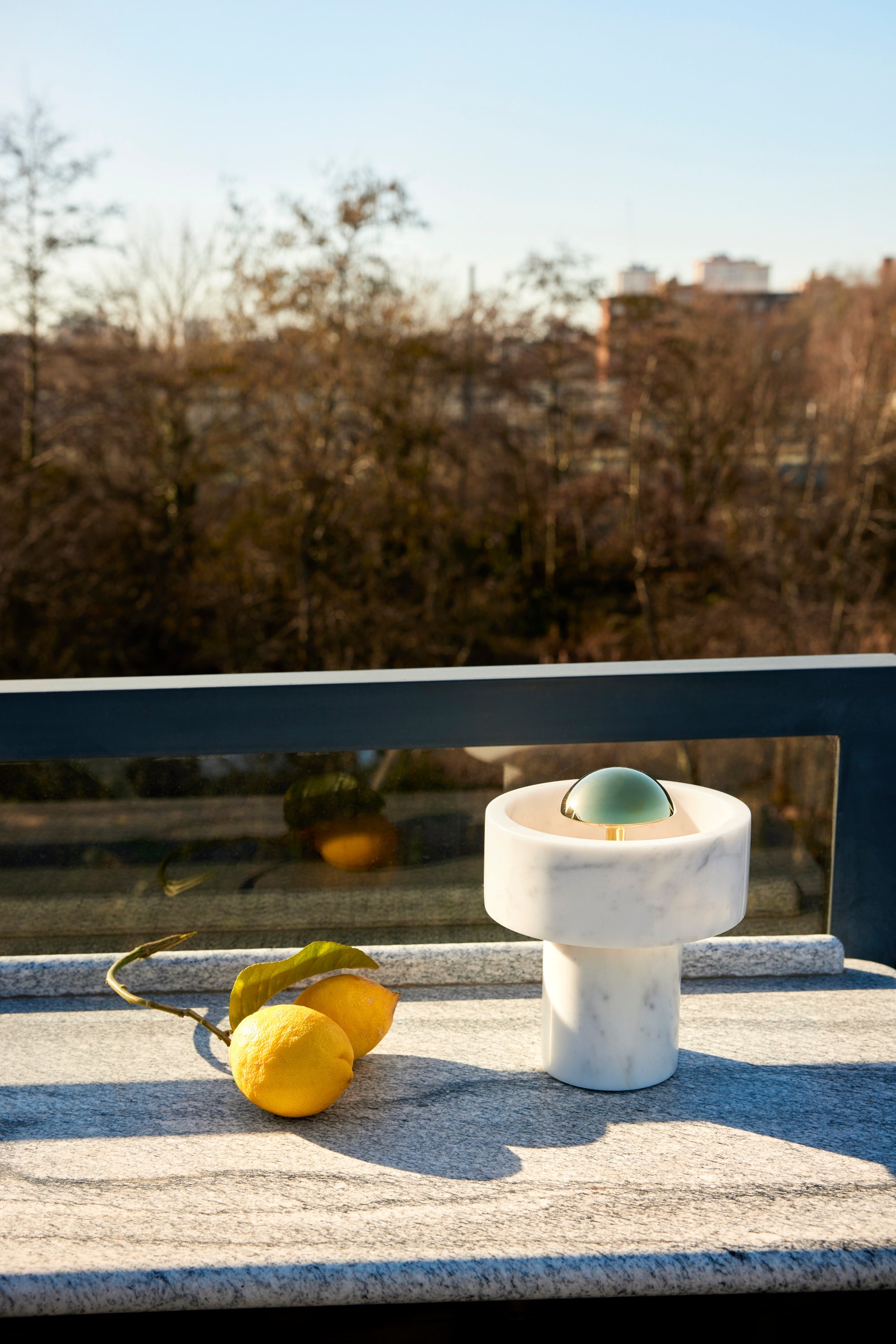 Prenosná lampa STONE mramor so zlatým povrchom