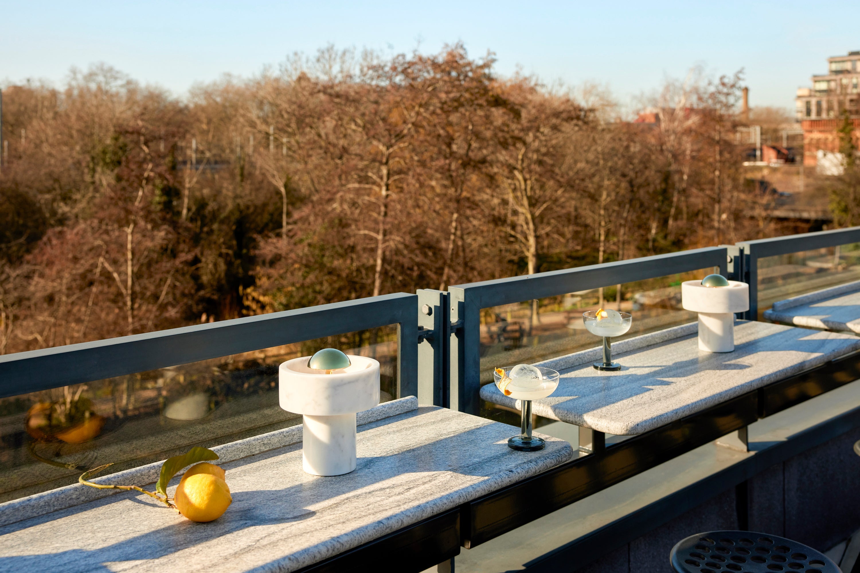 Prenosná lampa STONE mramor so zlatým povrchom