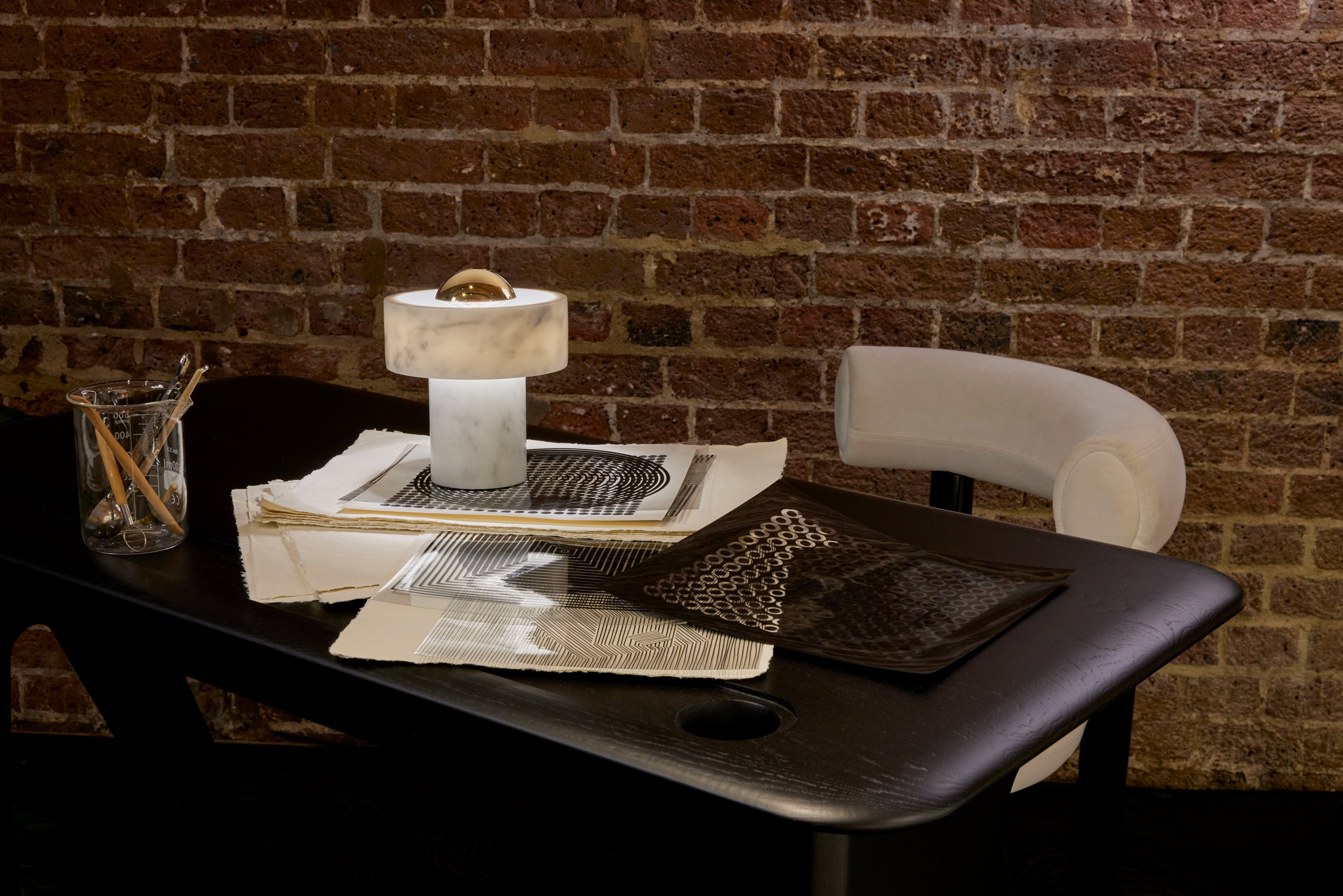 Prenosná lampa STONE mramor so zlatým povrchom